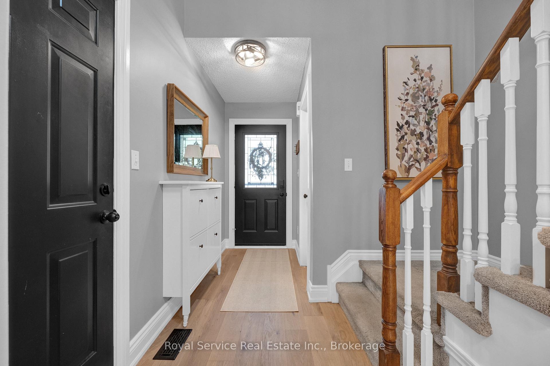 Photo 4 of 46 Barron Court, Clarington, Courtice — HOMEH
