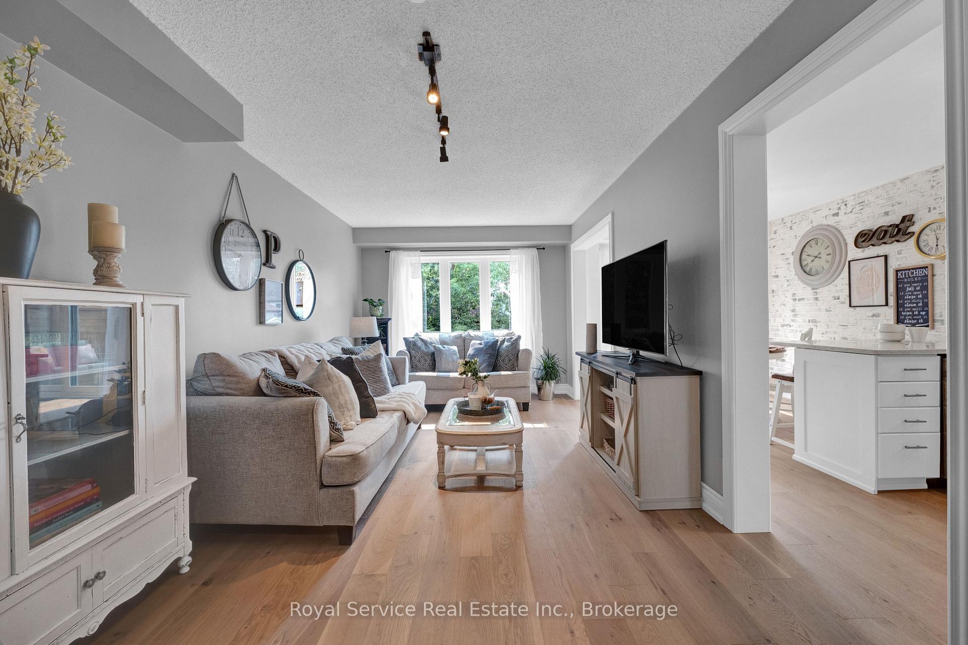 Photo 5 of 46 Barron Court, Clarington, Courtice — HOMEH