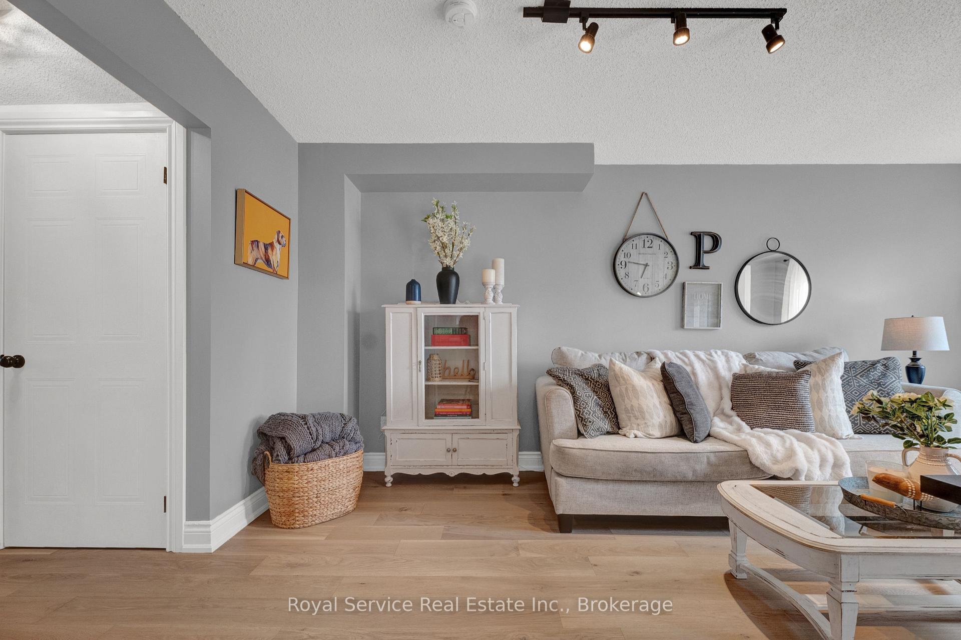 Photo 8 of 46 Barron Court, Clarington, Courtice — HOMEH