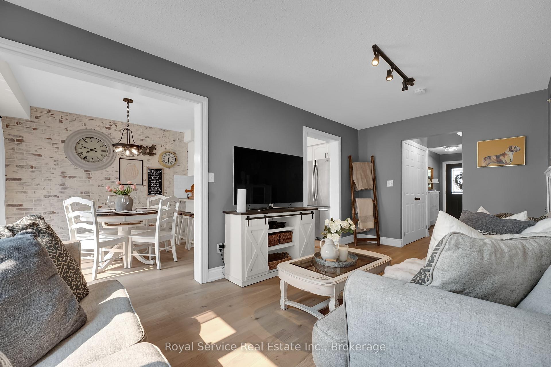 Photo 11 of 46 Barron Court, Clarington, Courtice — HOMEH
