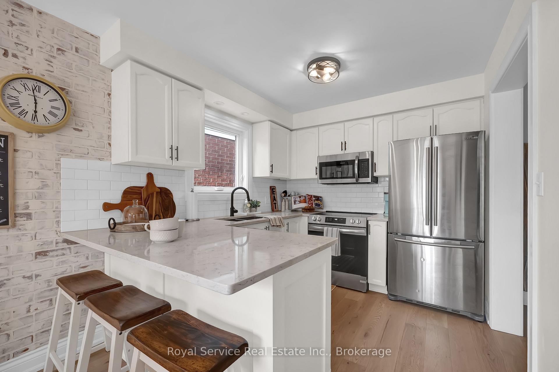 Photo 13 of 46 Barron Court, Clarington, Courtice — HOMEH