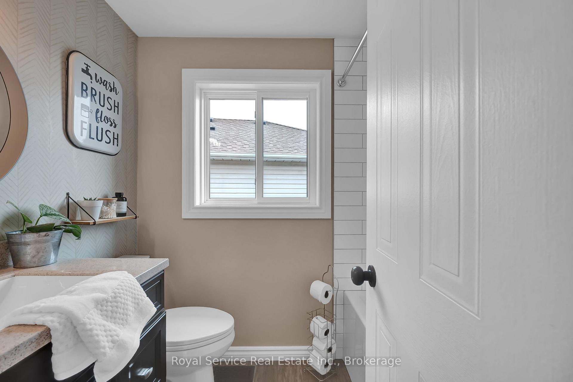 Photo 24 of 46 Barron Court, Clarington, Courtice — HOMEH