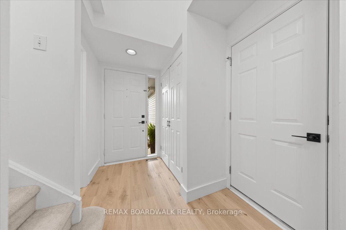 Photo 4 of 43 Peacock Crescent, Ottawa, Barrhaven - Cedargrove/Fraserdale — HOMEH