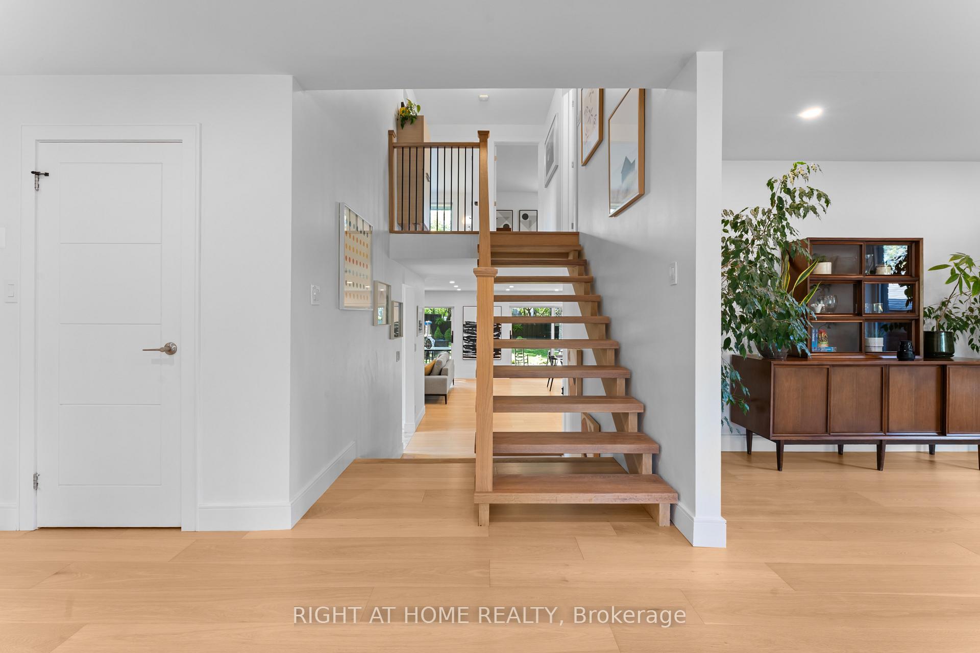 Photo 4 of 10 Wingrove Hill, Etobicoke, Islington-City Centre West — HOMEH