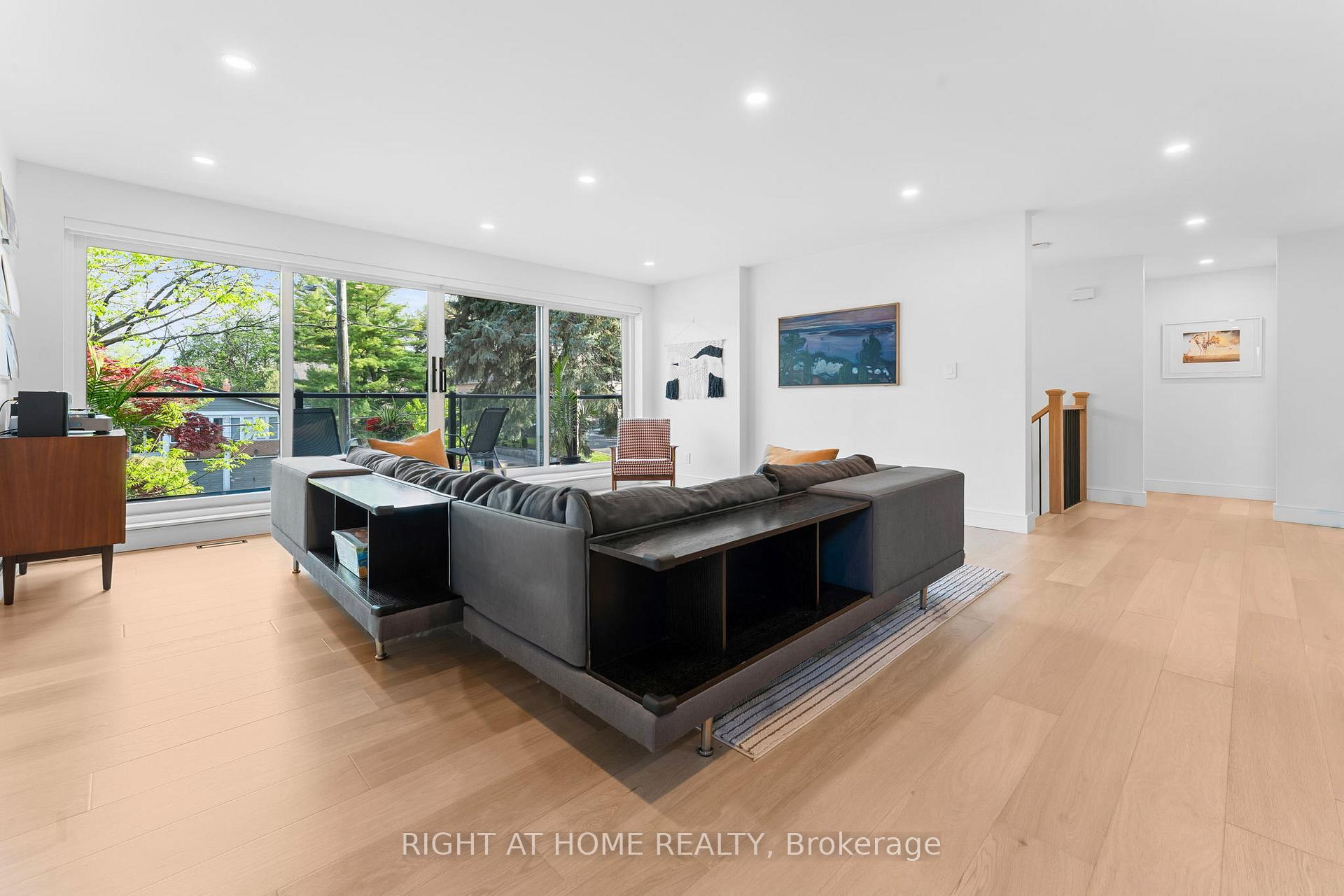Photo 6 of 10 Wingrove Hill, Etobicoke, Islington-City Centre West — HOMEH