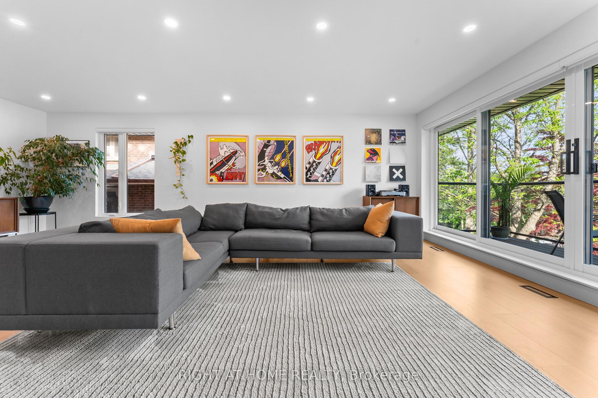 Photo 8 of 10 Wingrove Hill, Etobicoke, Islington-City Centre West — HOMEH