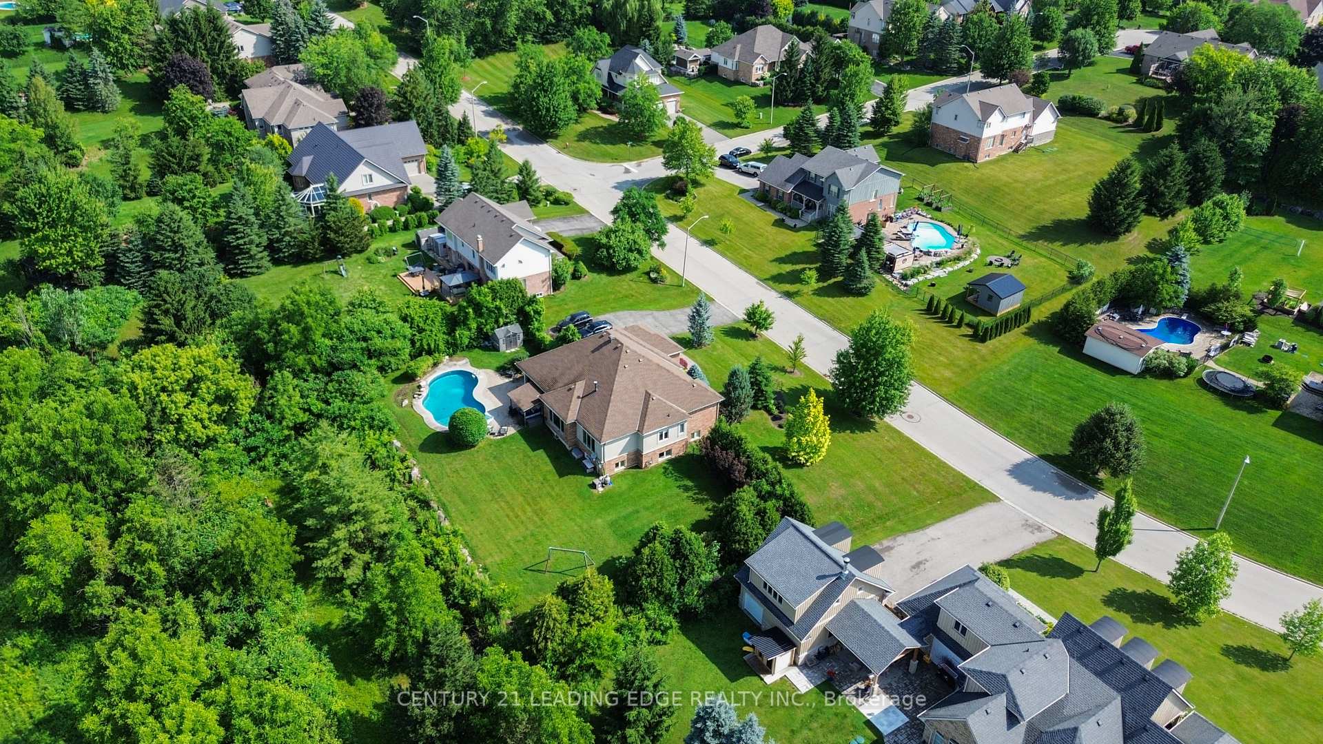 Photo 2 of 27 Karendale Crescent, Hamilton, Freelton — HOMEH