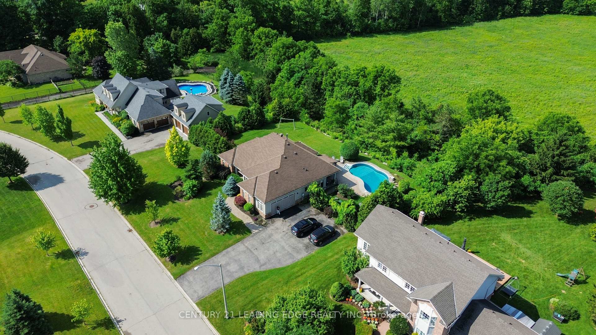 Photo 3 of 27 Karendale Crescent, Hamilton, Freelton — HOMEH
