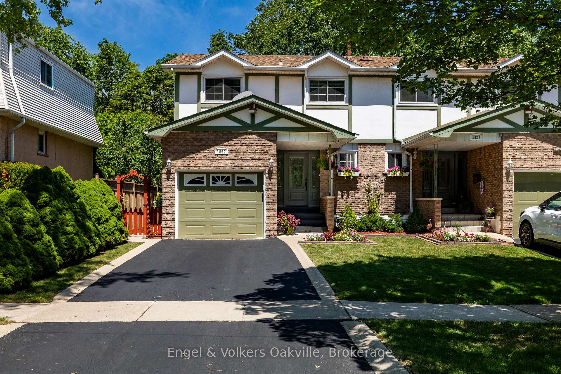 Front of 1329 White Oaks Boulevard