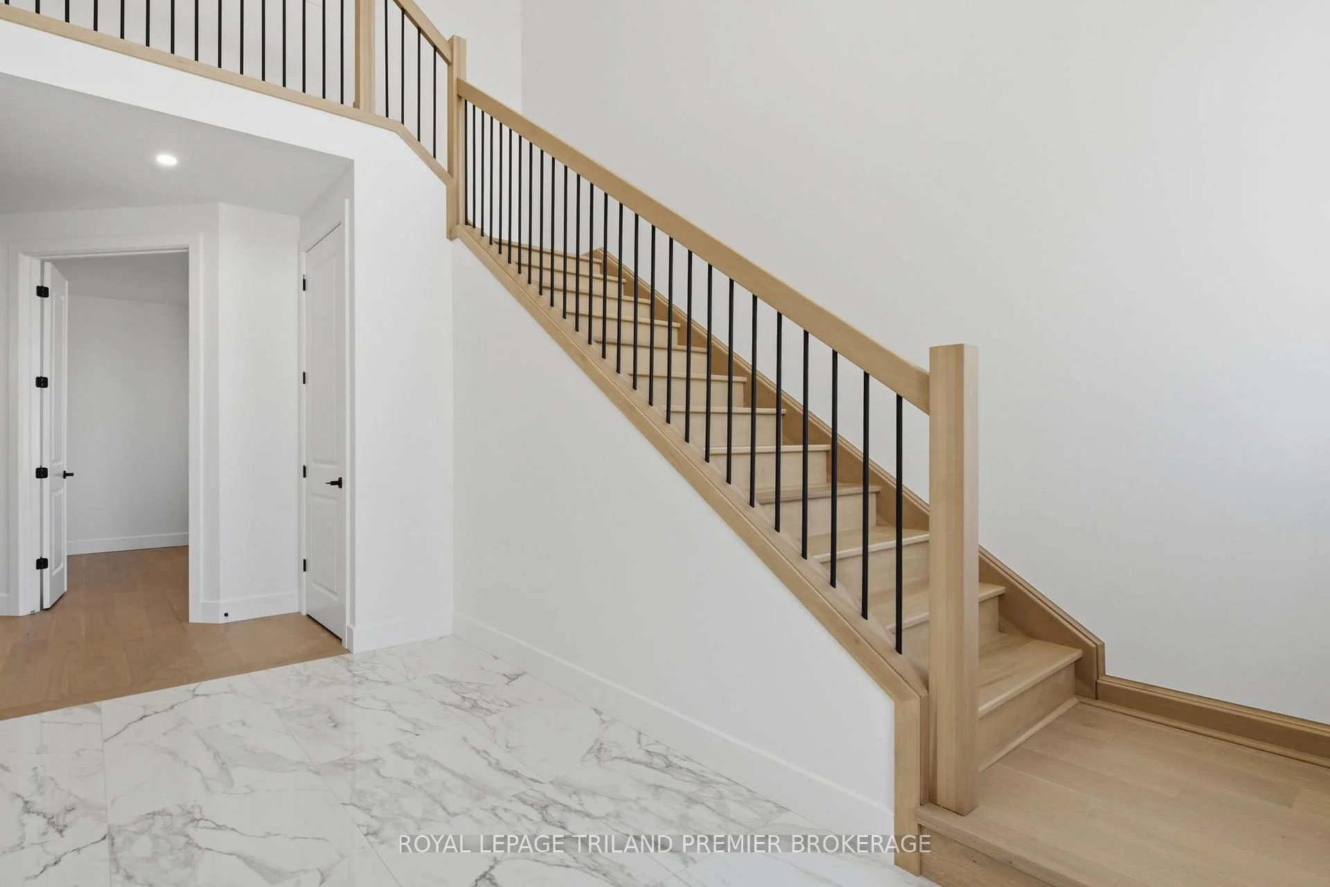 Photo 3 of 270 Hesselman Crescent, London, South U — HOMEH