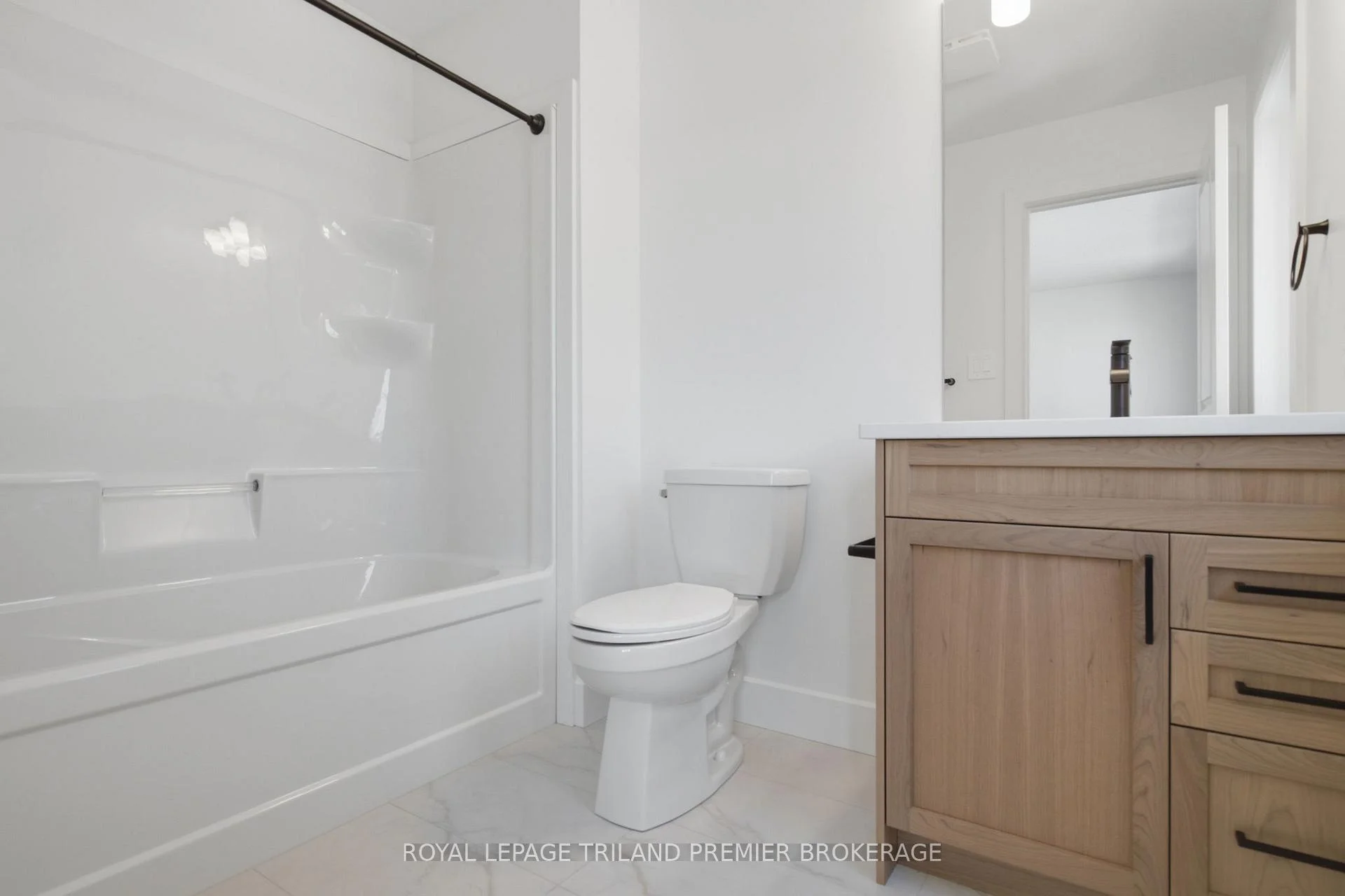 Photo 30 of 270 Hesselman Crescent, London, South U — HOMEH