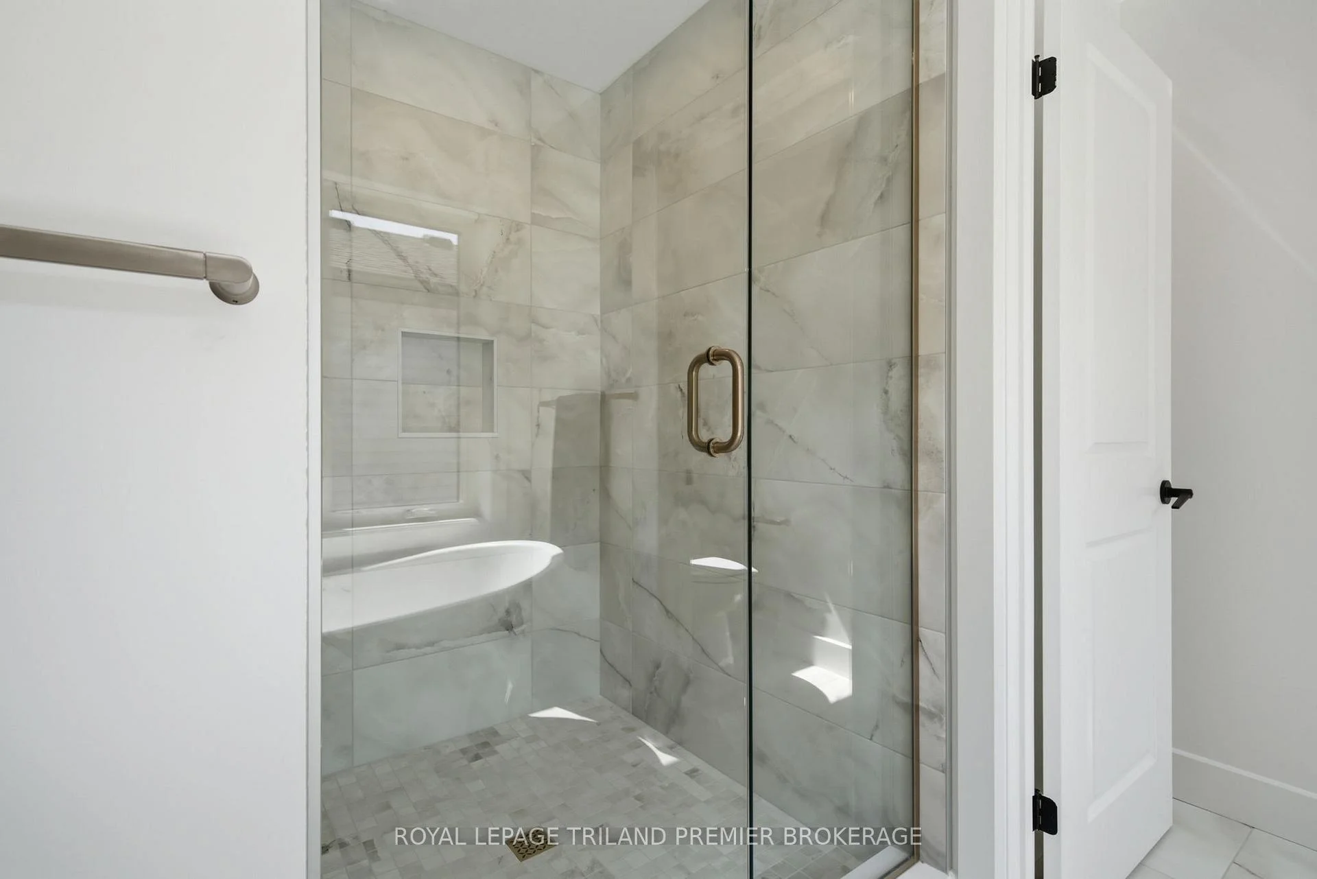 Photo 34 of 270 Hesselman Crescent, London, South U — HOMEH