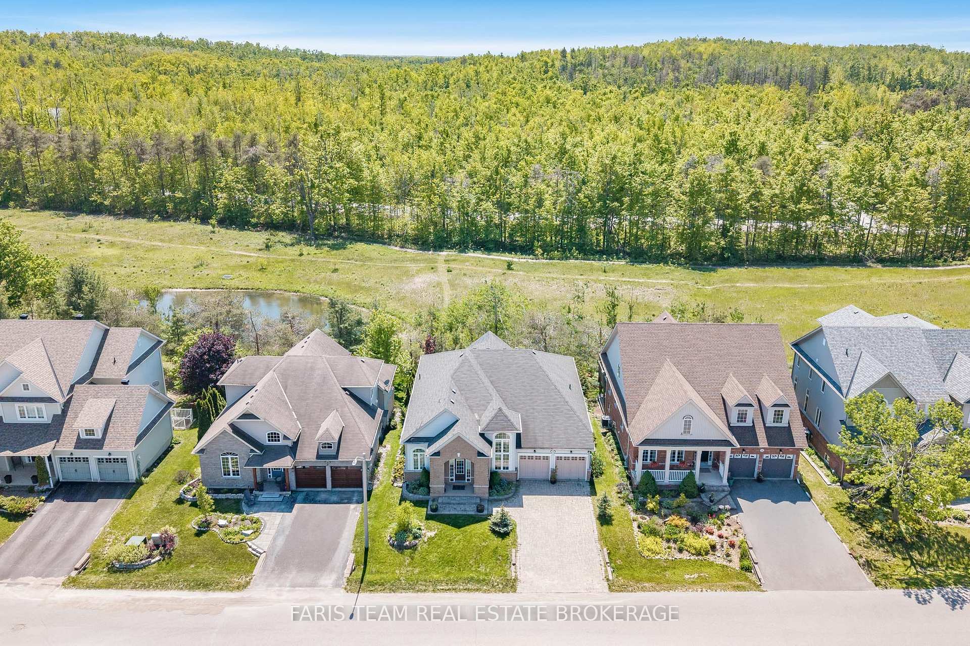 Photo 2 of 16 Landscape Drive, Oro-Medonte, Horseshoe Valley — HOMEH