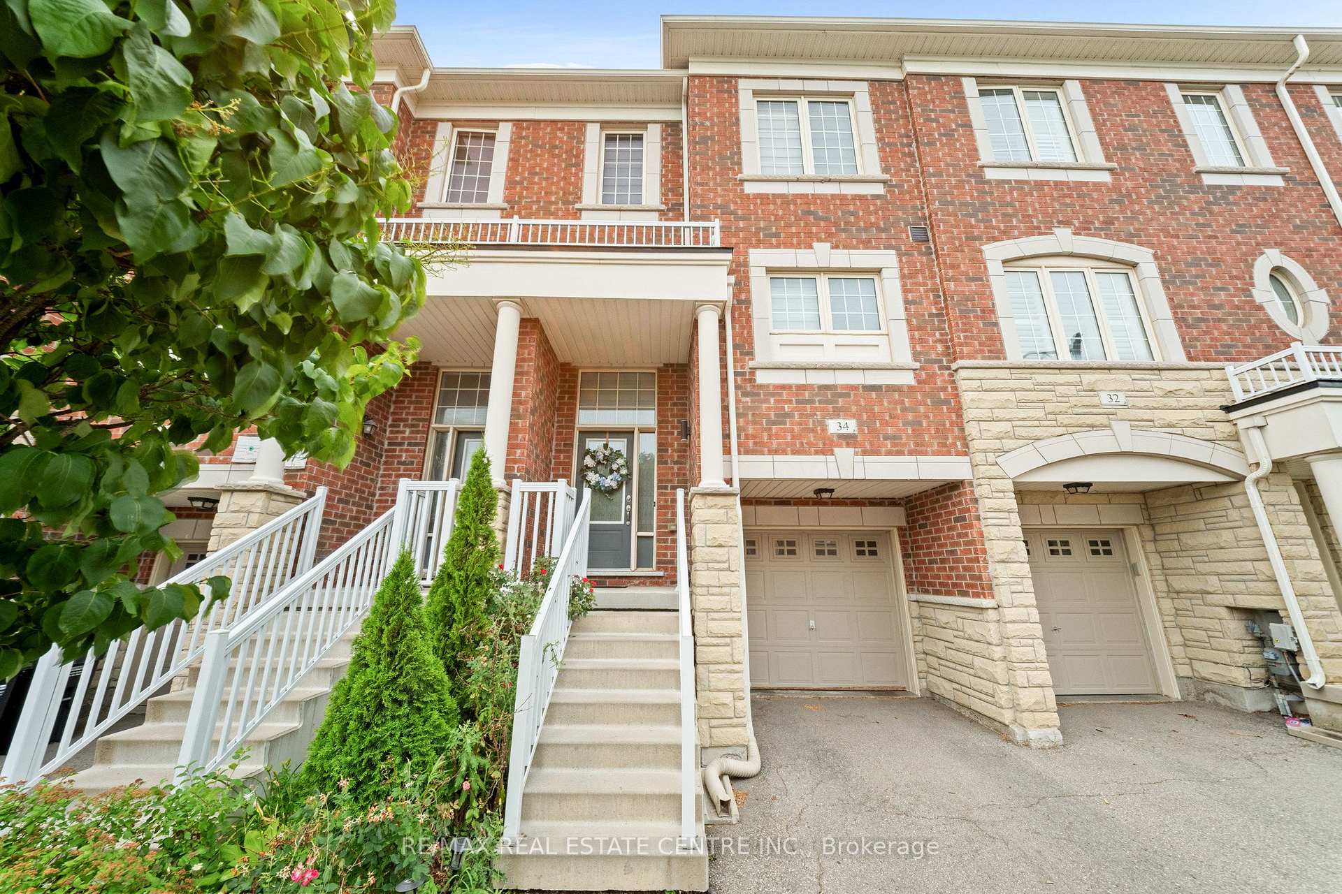 Photo 3 of 34 Aspen Hills Road, Brampton, Credit Valley — HOMEH
