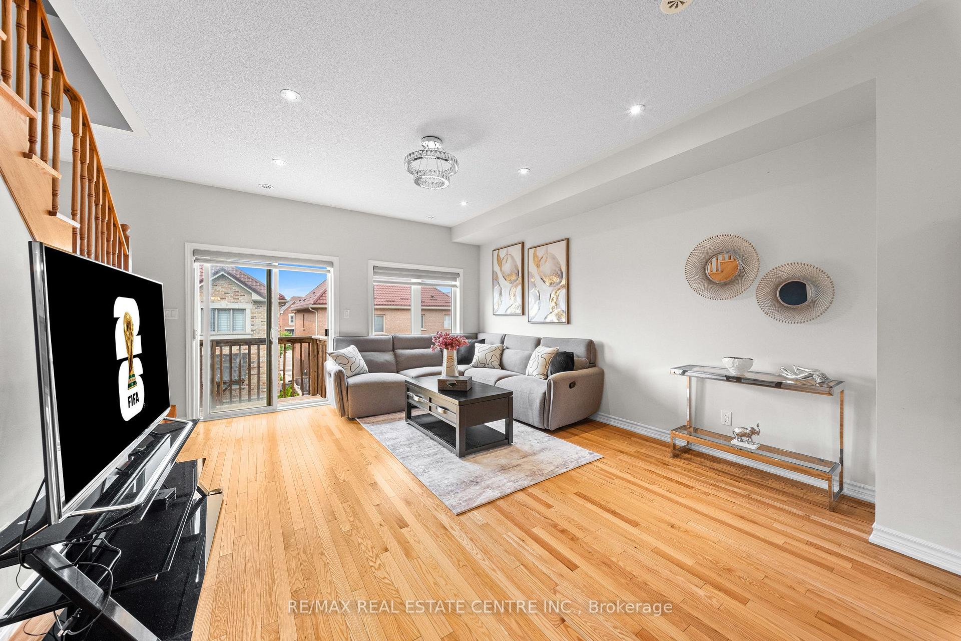 Photo 6 of 34 Aspen Hills Road, Brampton, Credit Valley — HOMEH