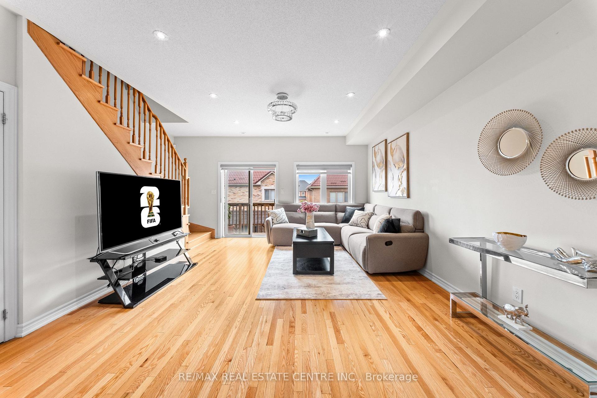 Photo 7 of 34 Aspen Hills Road, Brampton, Credit Valley — HOMEH