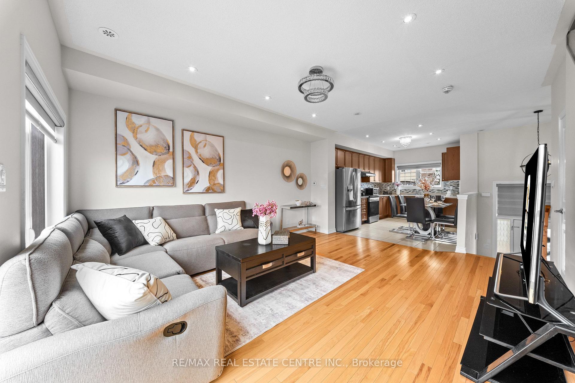 Photo 8 of 34 Aspen Hills Road, Brampton, Credit Valley — HOMEH