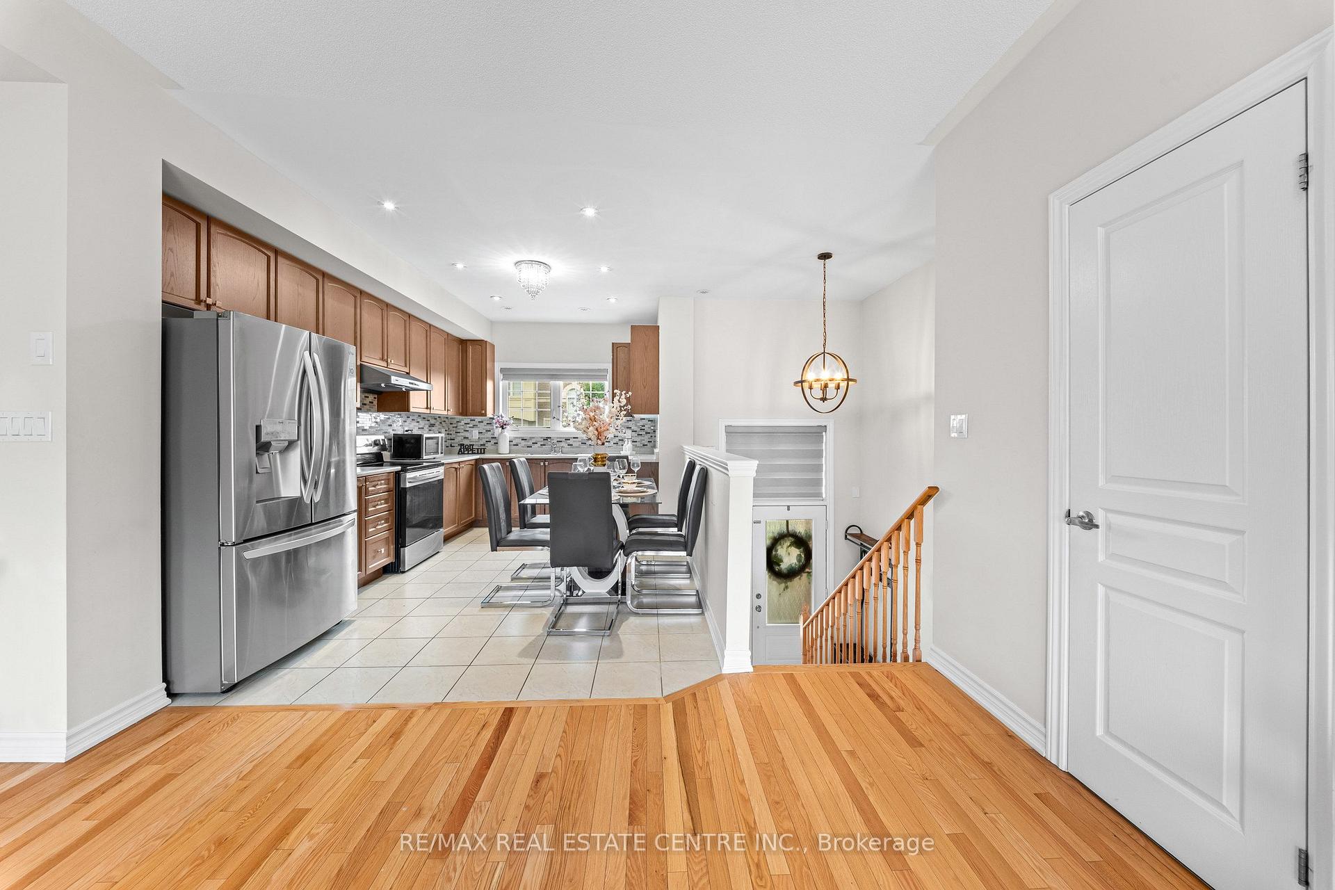 Photo 10 of 34 Aspen Hills Road, Brampton, Credit Valley — HOMEH