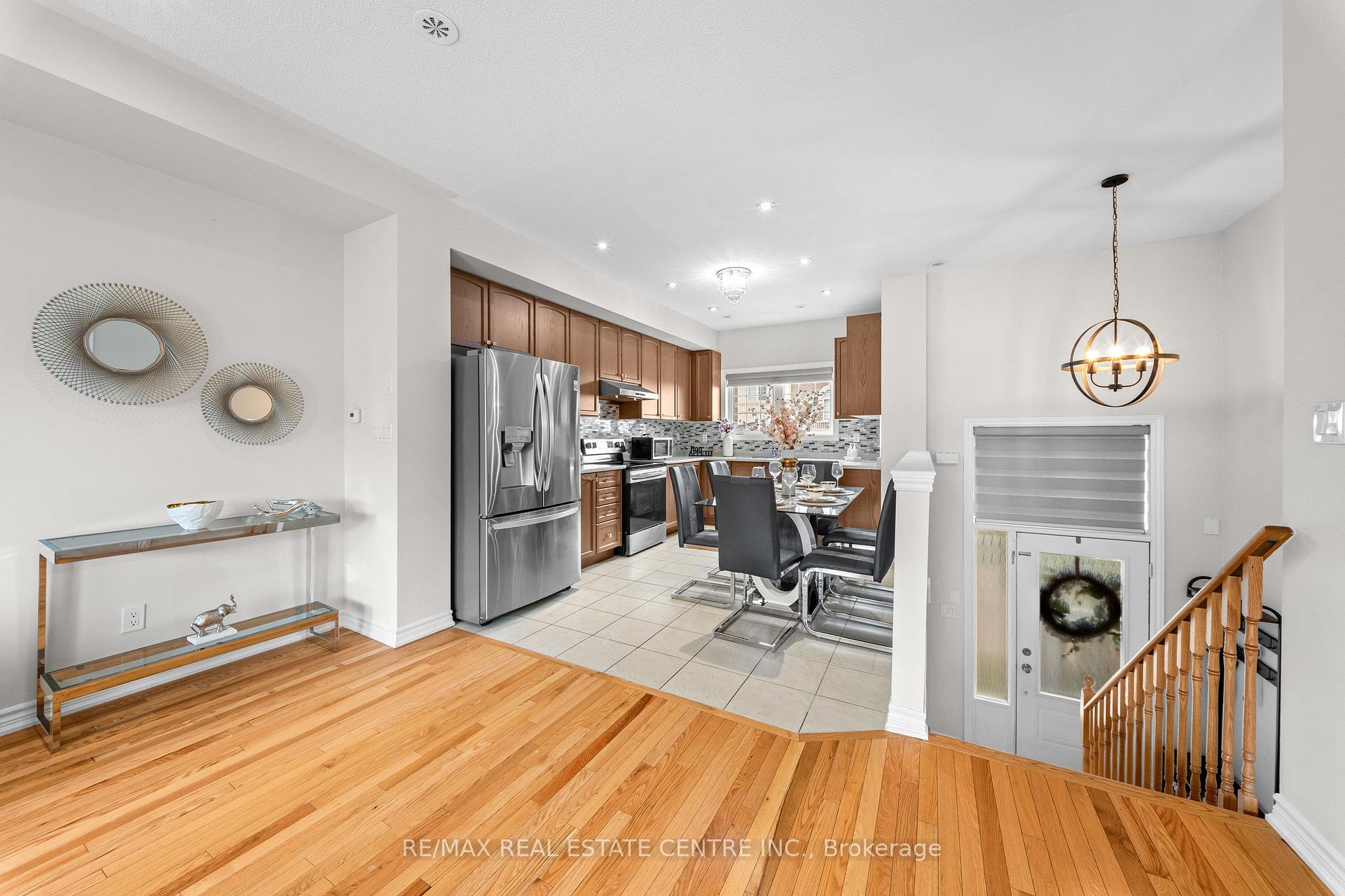 Photo 11 of 34 Aspen Hills Road, Brampton, Credit Valley — HOMEH