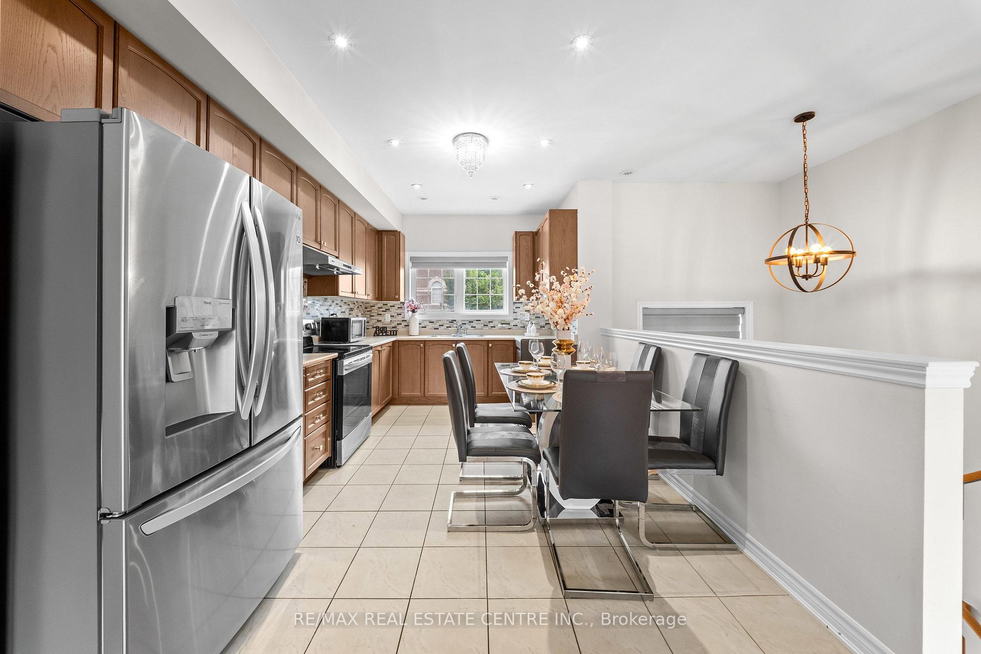Photo 12 of 34 Aspen Hills Road, Brampton, Credit Valley — HOMEH