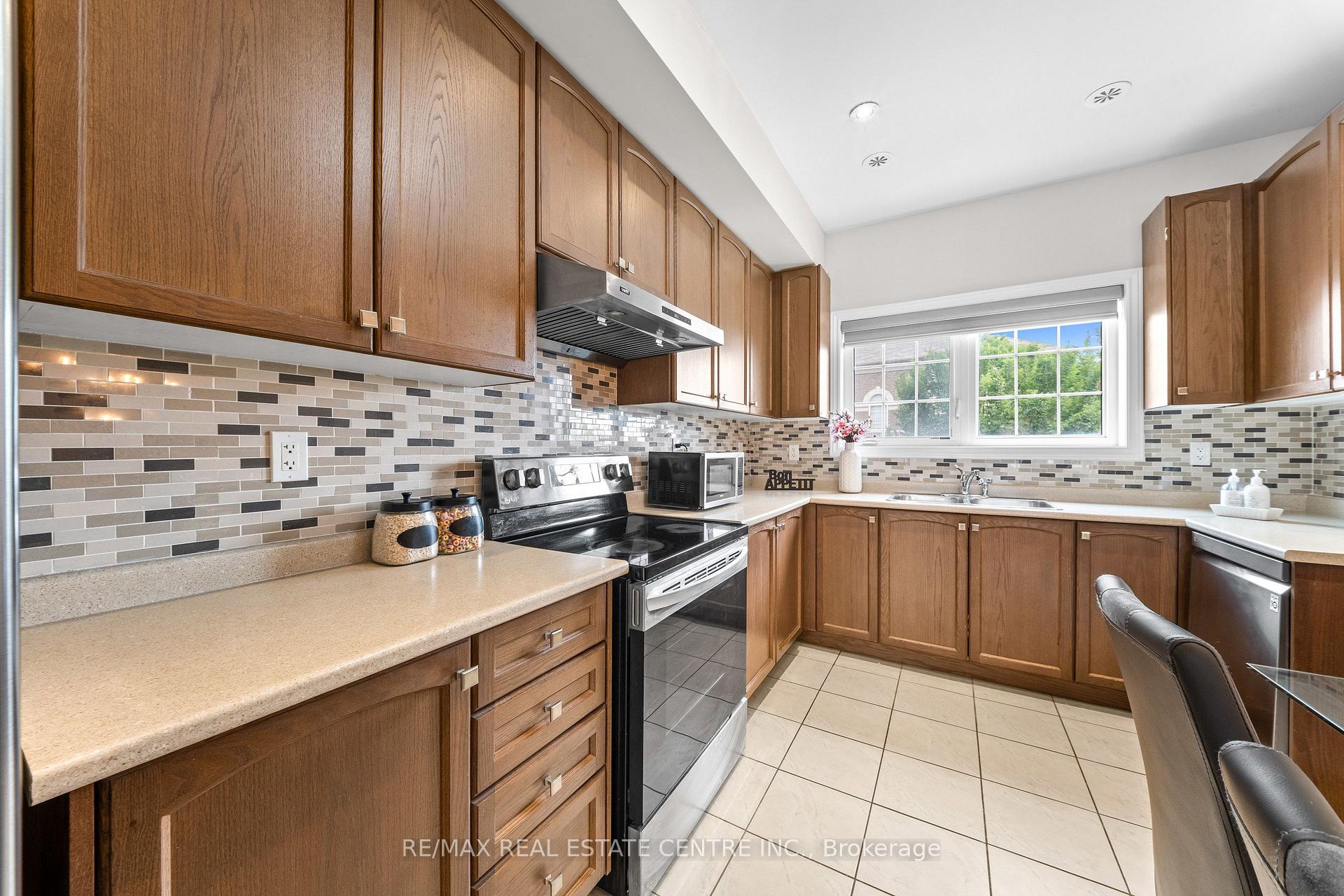 Photo 13 of 34 Aspen Hills Road, Brampton, Credit Valley — HOMEH