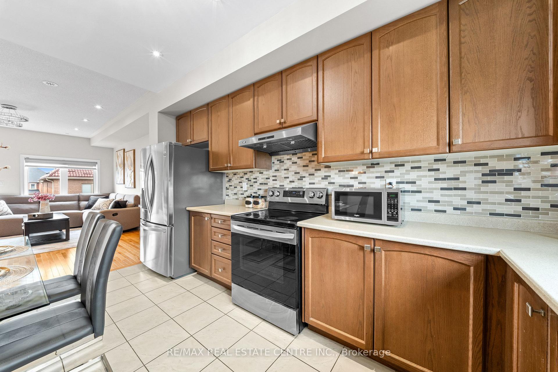 Photo 14 of 34 Aspen Hills Road, Brampton, Credit Valley — HOMEH