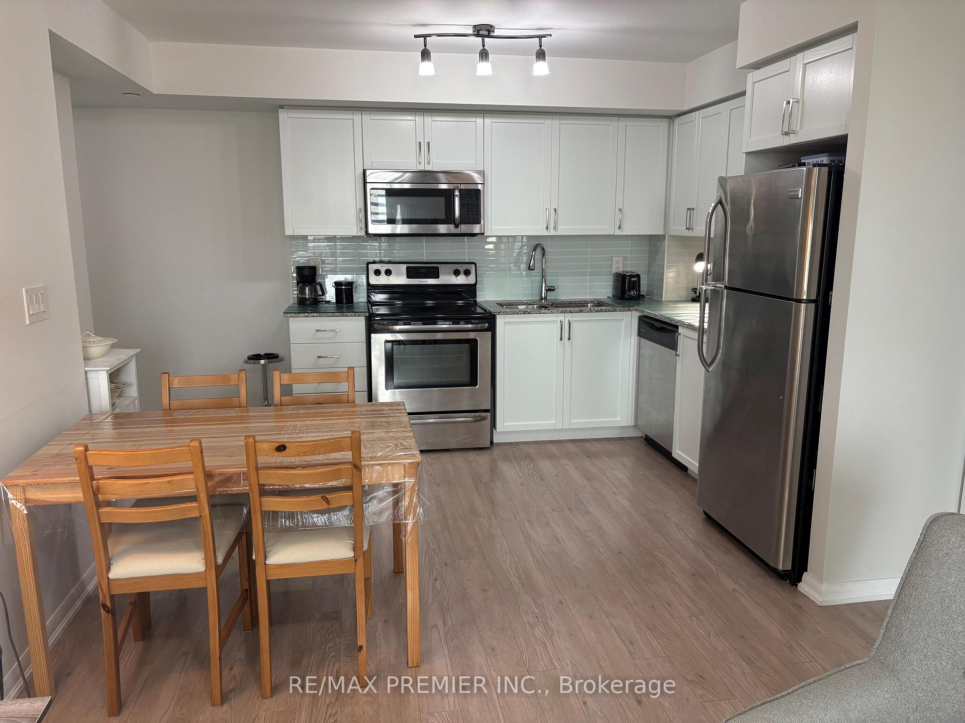 Front of Unit 406, 800 Lawrence Avenue W