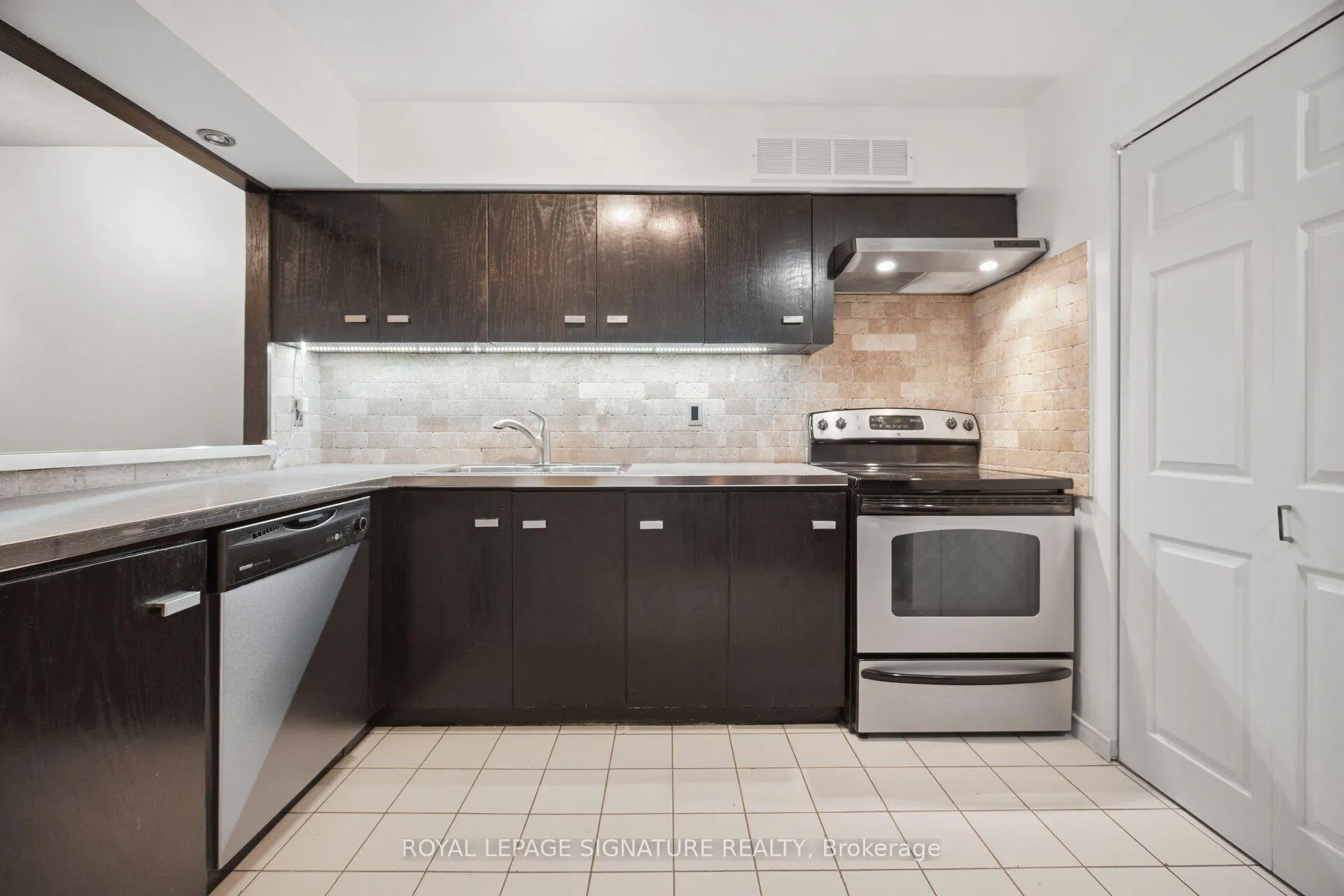 Photo 10 of Unit 411, 1485 Lakeshore Road E, Mississauga, Lakeview — HOMEH