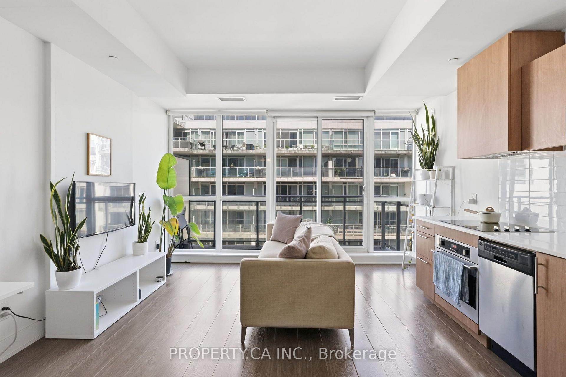 Front of Unit 809, 508 Wellington Street W