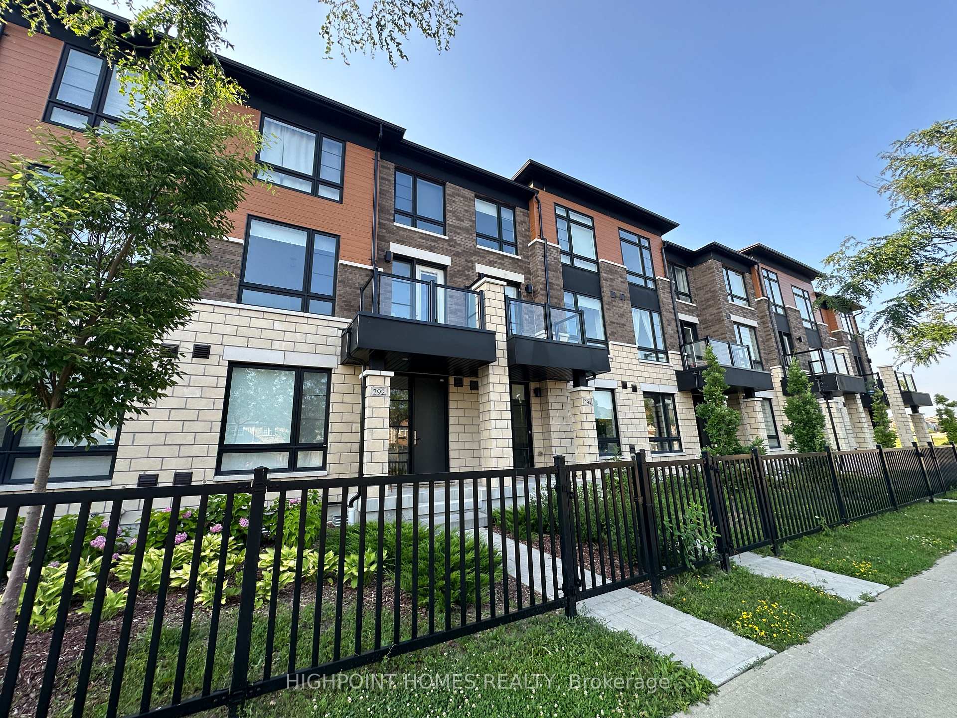 Photo 2 of 296 Carnwith Drive E, Whitby, Brooklin — HOMEH