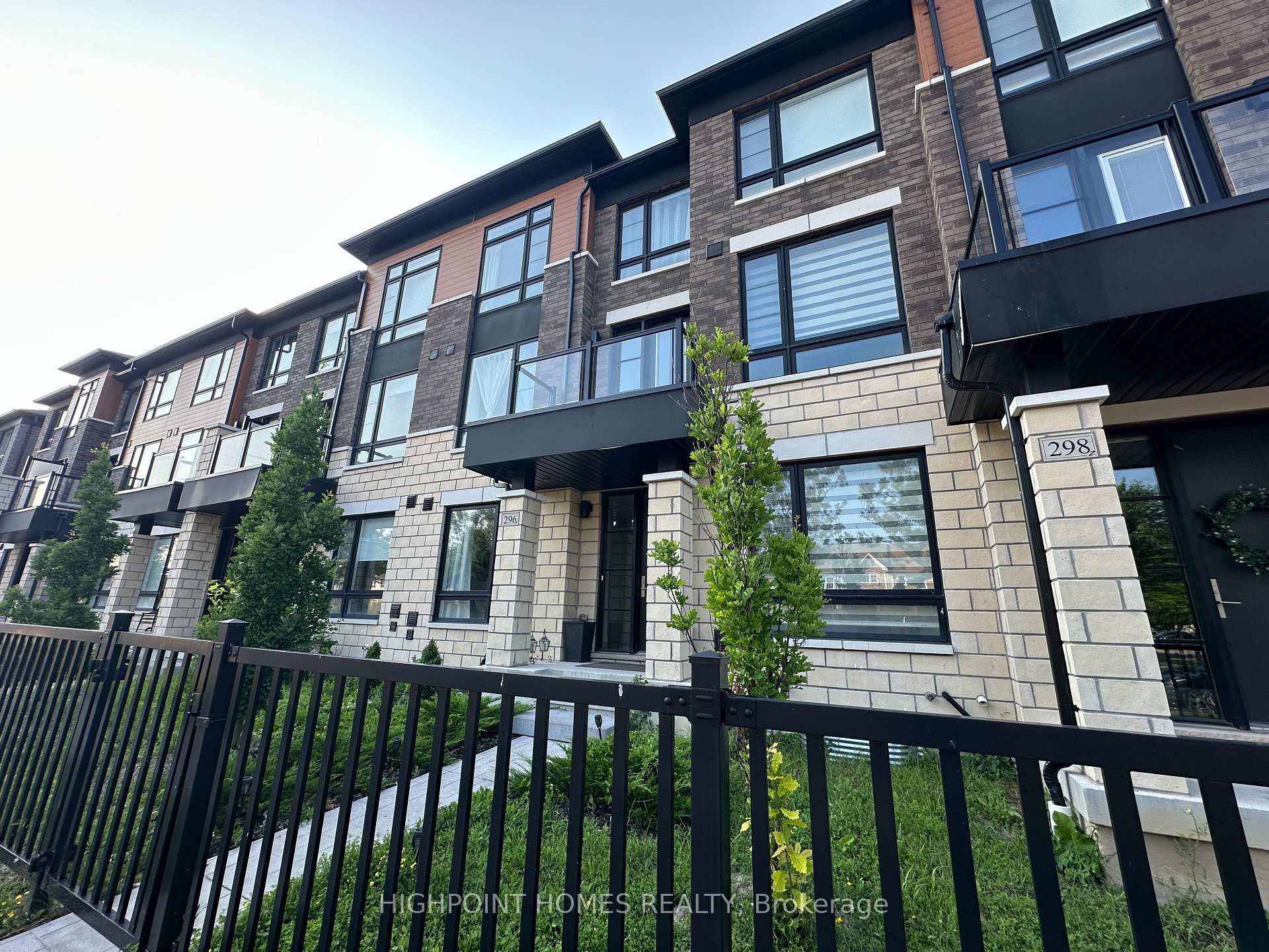 Photo 3 of 296 Carnwith Drive E, Whitby, Brooklin — HOMEH
