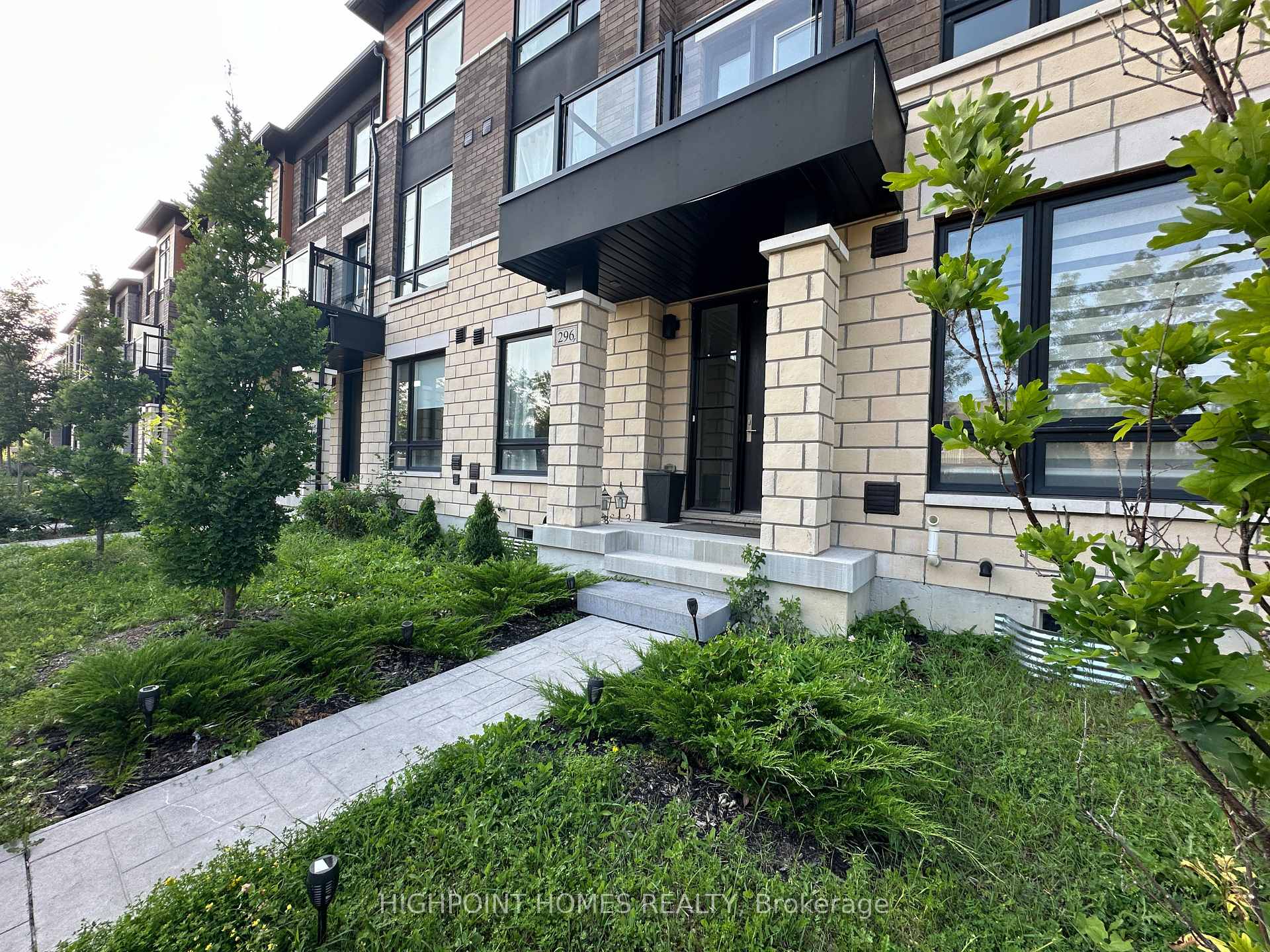 Photo 5 of 296 Carnwith Drive E, Whitby, Brooklin — HOMEH