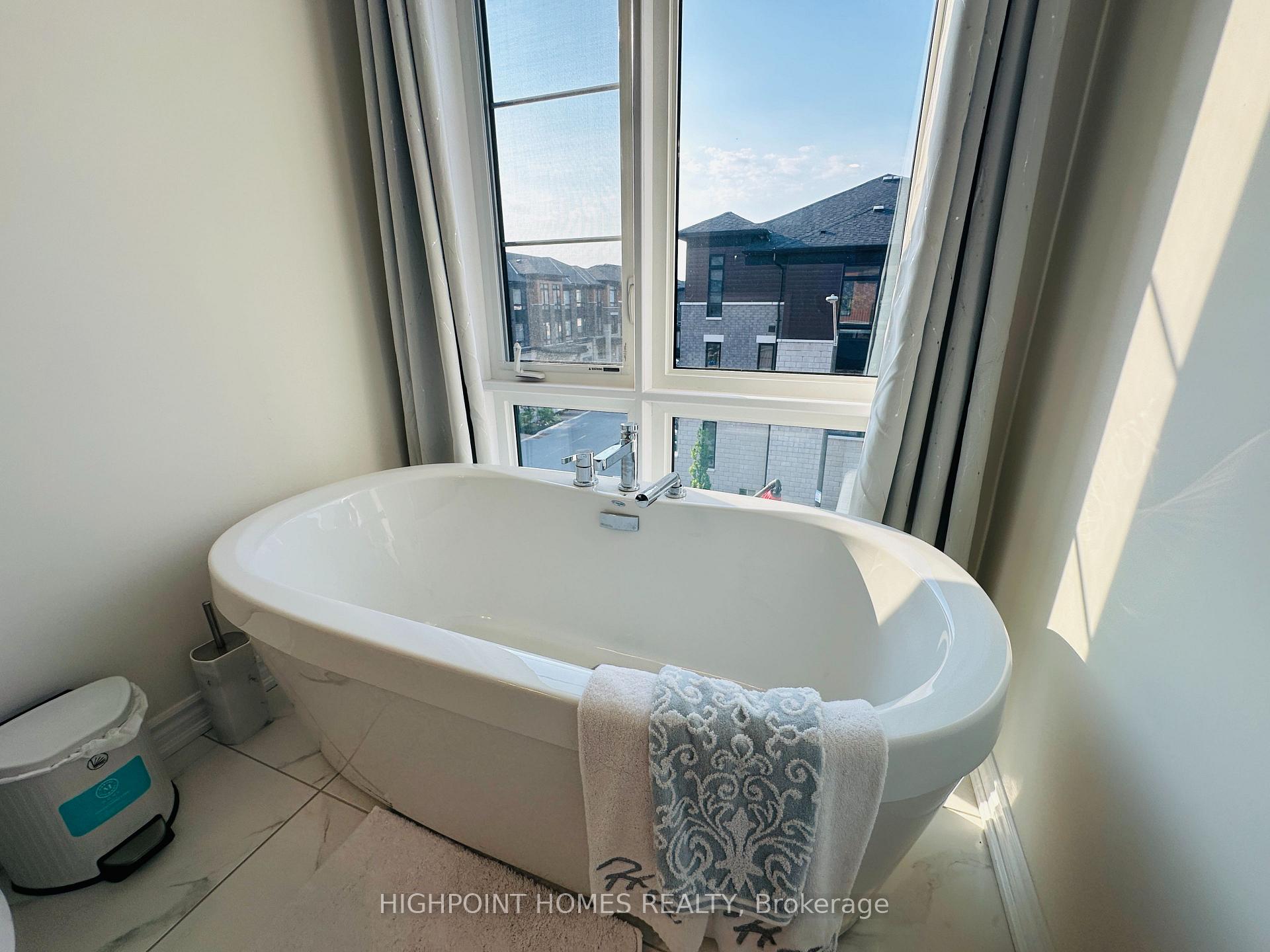 Photo 27 of 296 Carnwith Drive E, Whitby, Brooklin — HOMEH