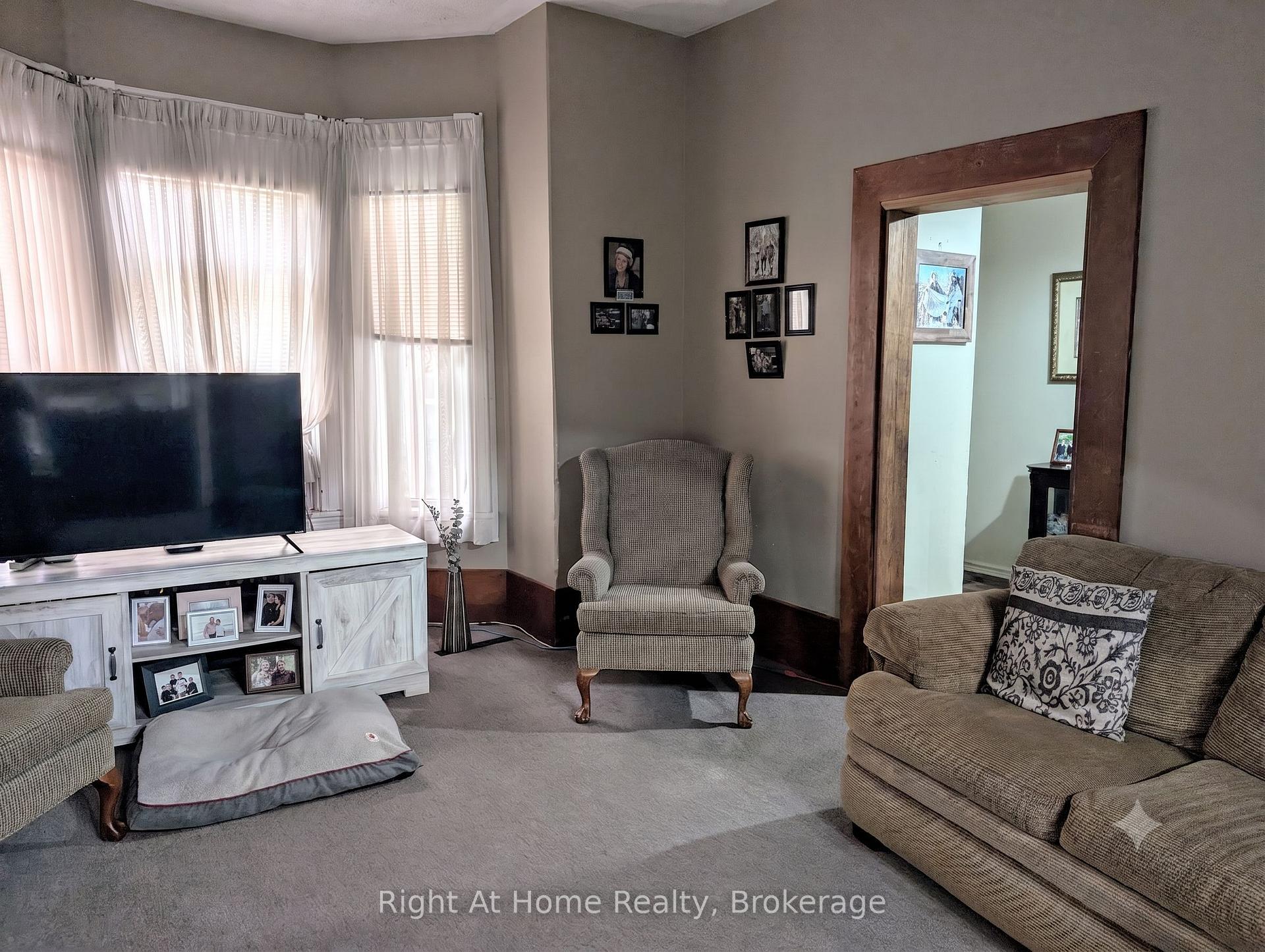 Photo 4 of 142 Douro St Street, Stratford — HOMEH