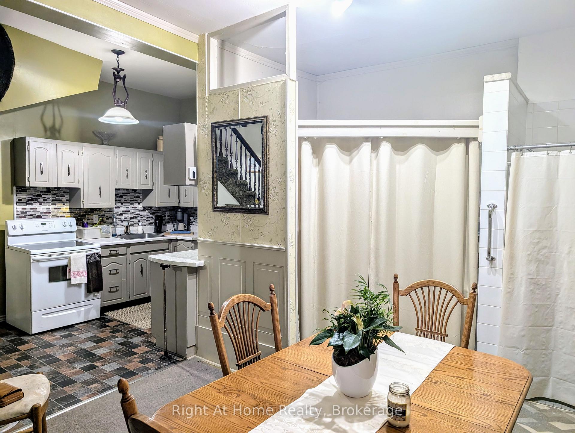 Photo 7 of 142 Douro St Street, Stratford — HOMEH