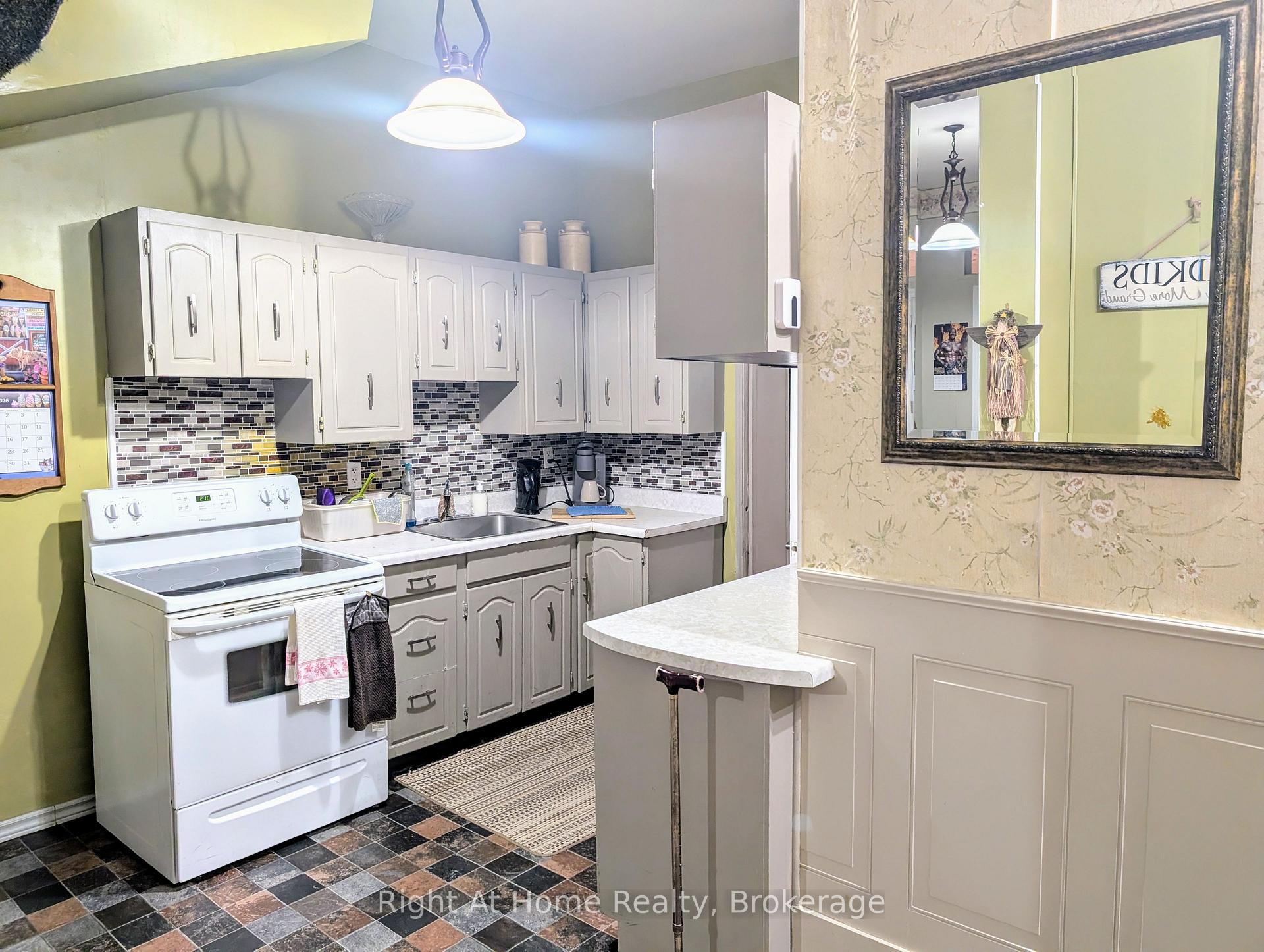 Photo 8 of 142 Douro St Street, Stratford — HOMEH