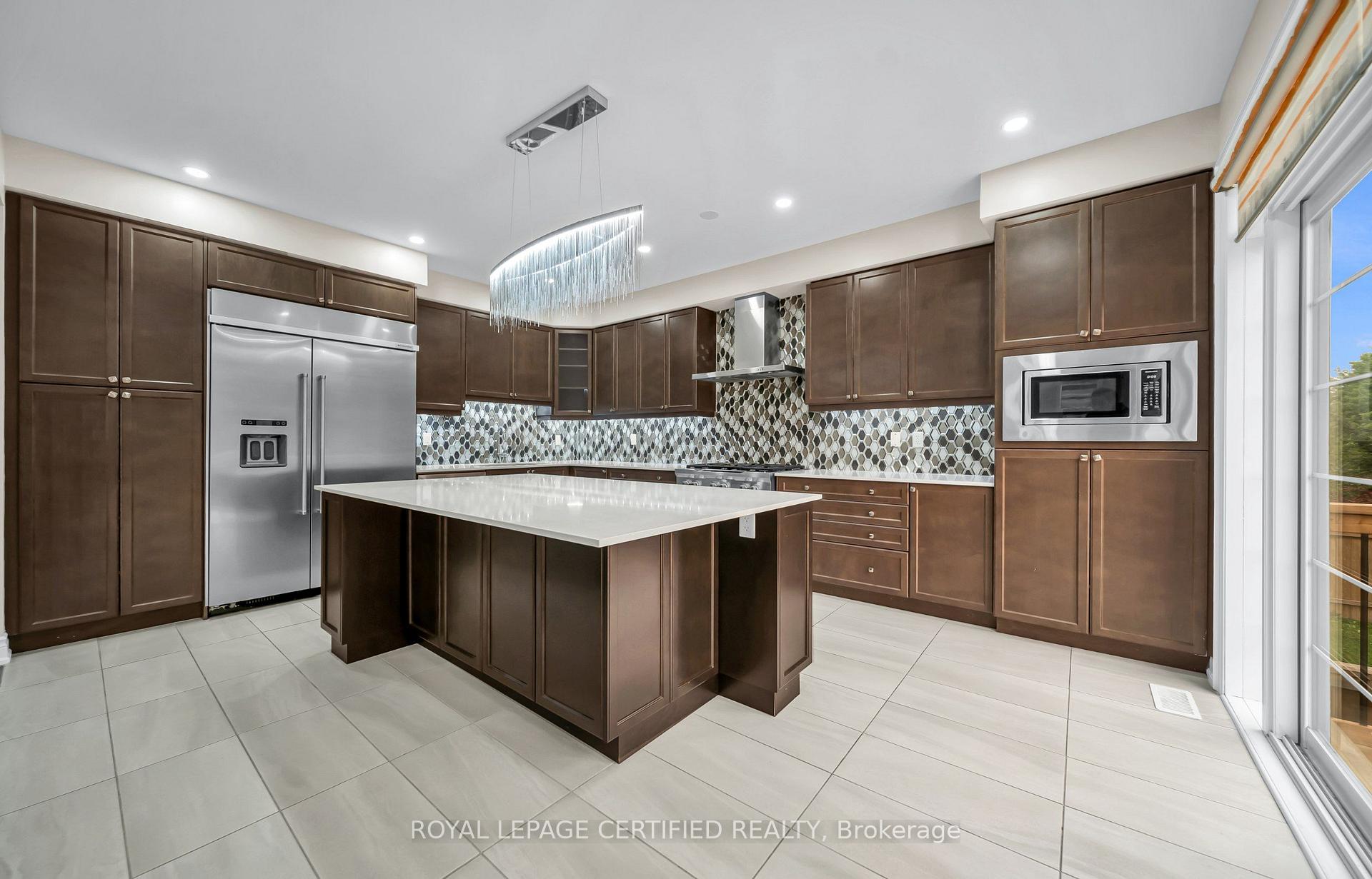 Photo 16 of 18 Vineyard Drive, Brampton, Bram West — HOMEH