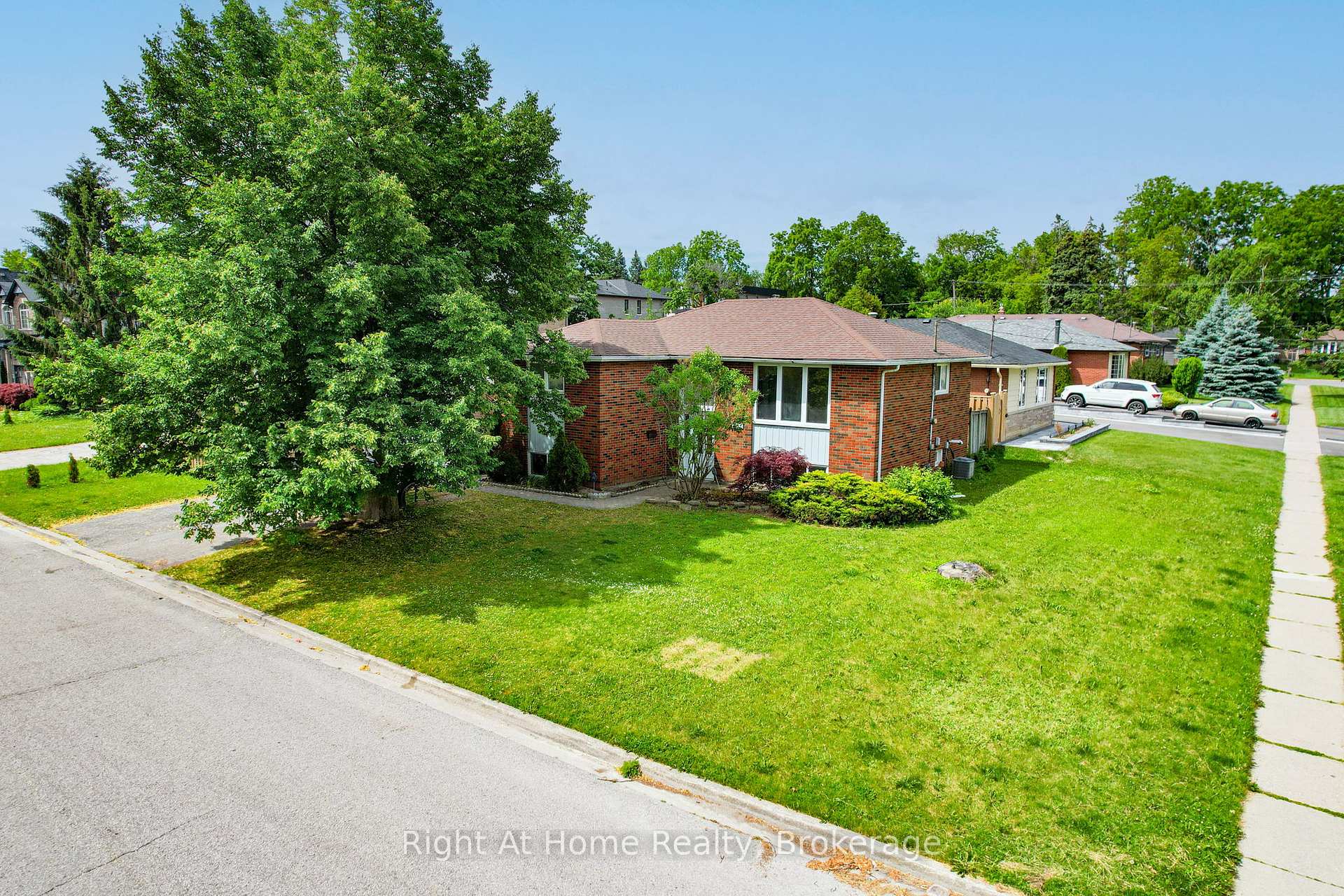 Photo 3 of 833 Vicki Drive, Pickering, West Shore — HOMEH