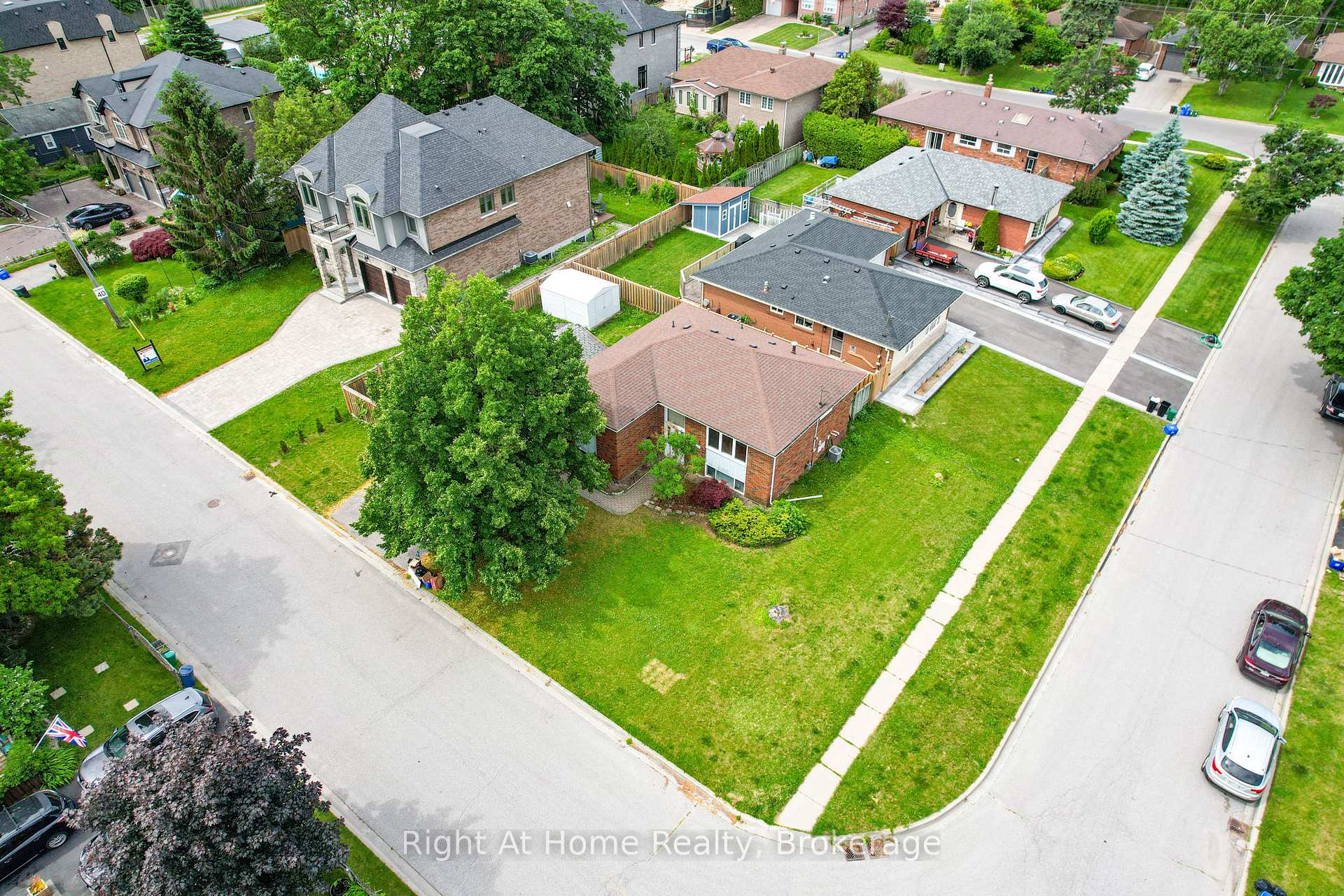 Photo 4 of 833 Vicki Drive, Pickering, West Shore — HOMEH