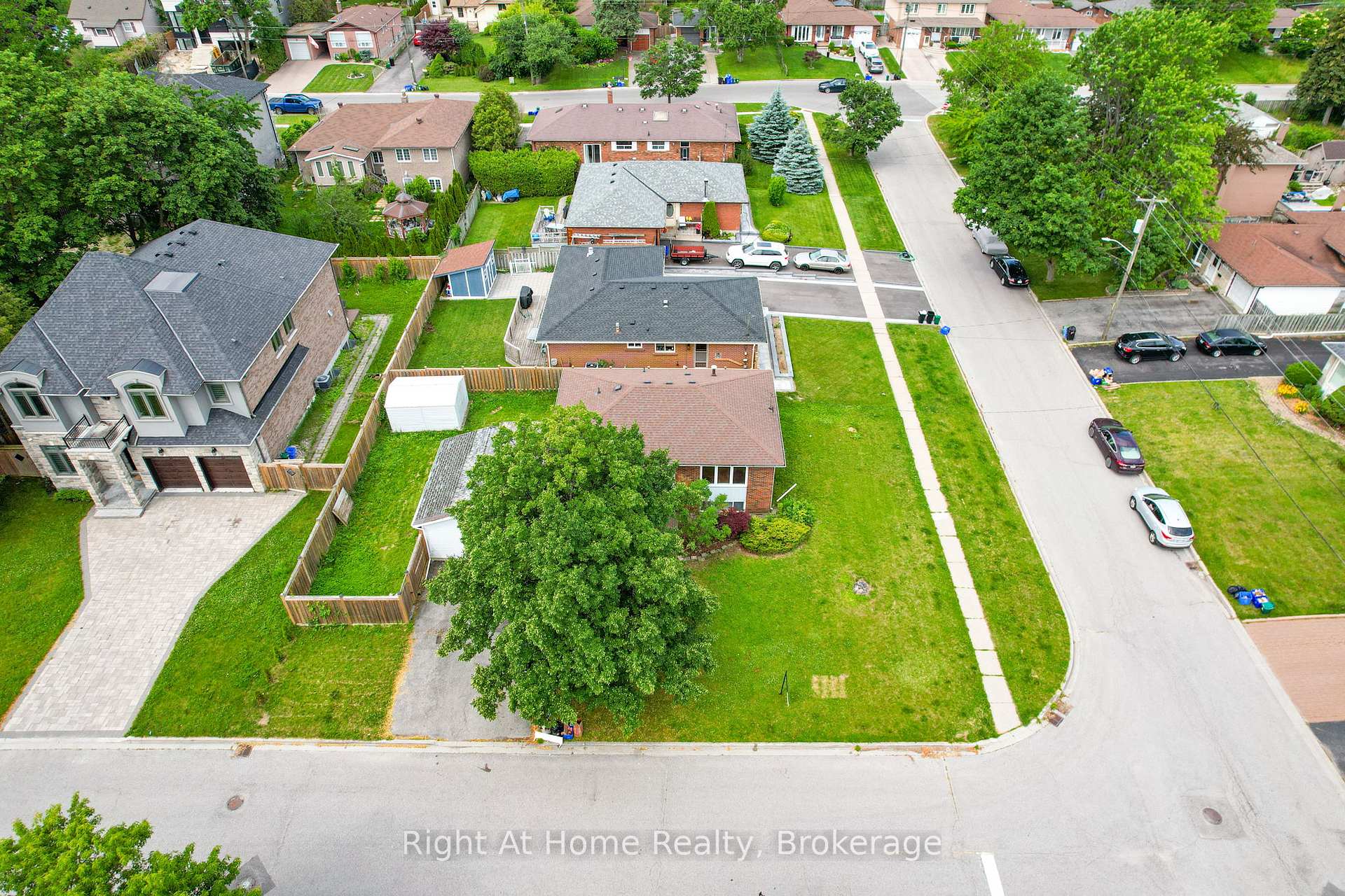 Photo 5 of 833 Vicki Drive, Pickering, West Shore — HOMEH