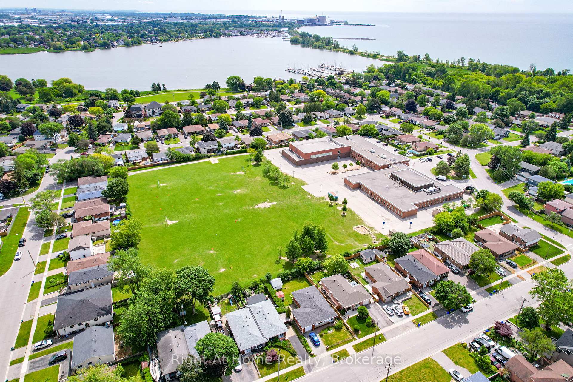 Photo 30 of 833 Vicki Drive, Pickering, West Shore — HOMEH
