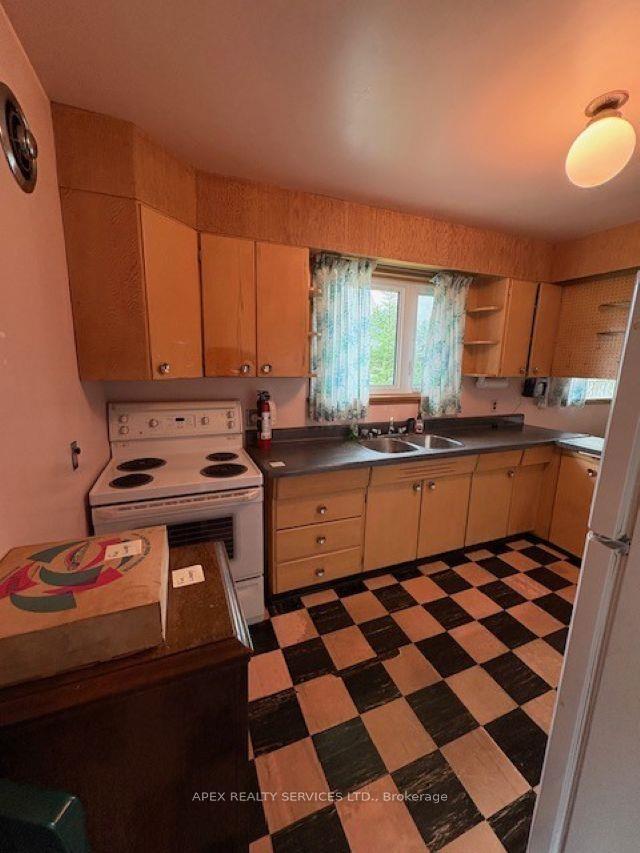 Photo 4 of 463 Richard Street, Thunder Bay, Current River — HOMEH