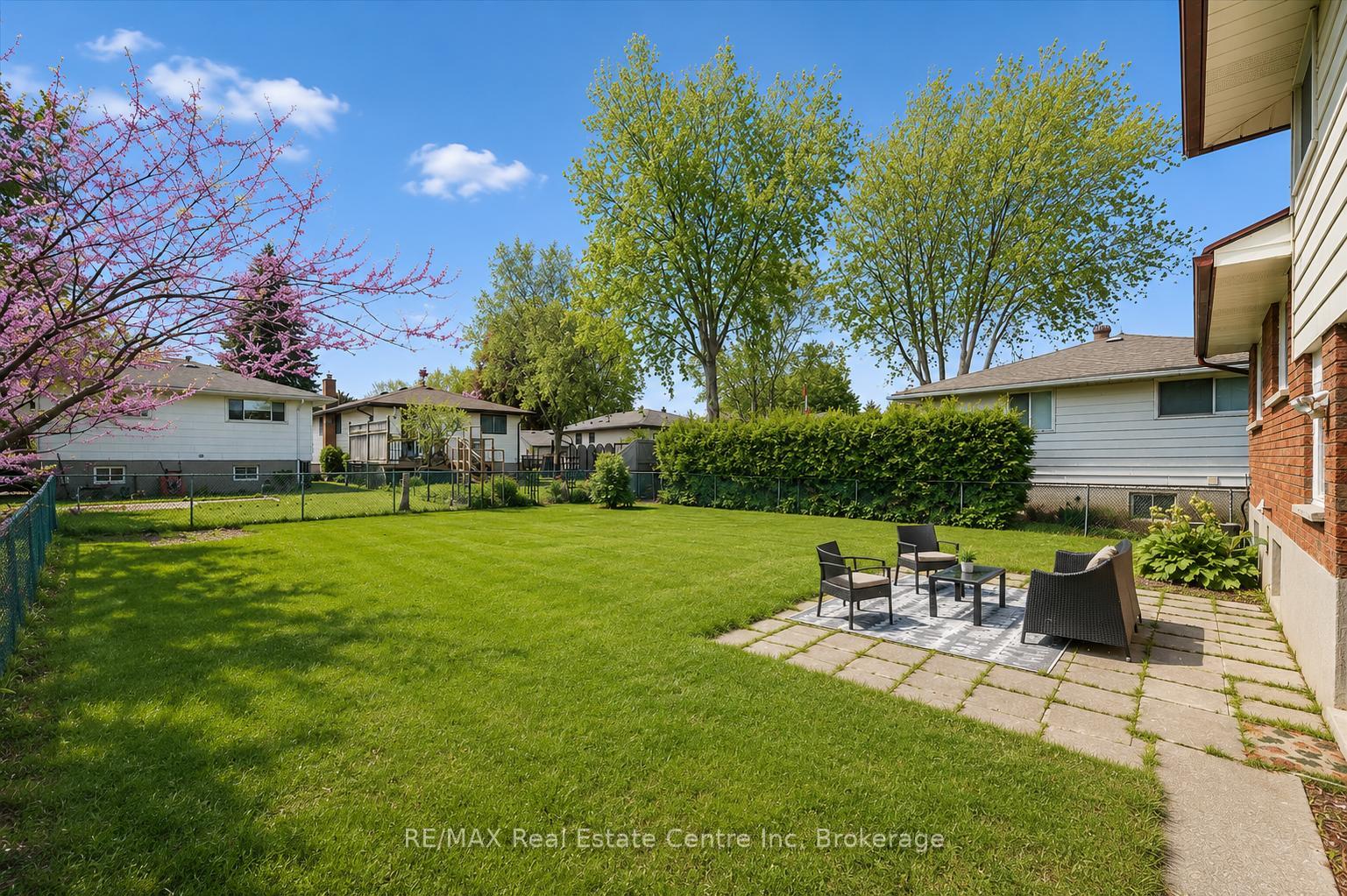 Photo 3 of 17 Glenda Court, Guelph, Willow West/Sugarbush/West Acres — HOMEH