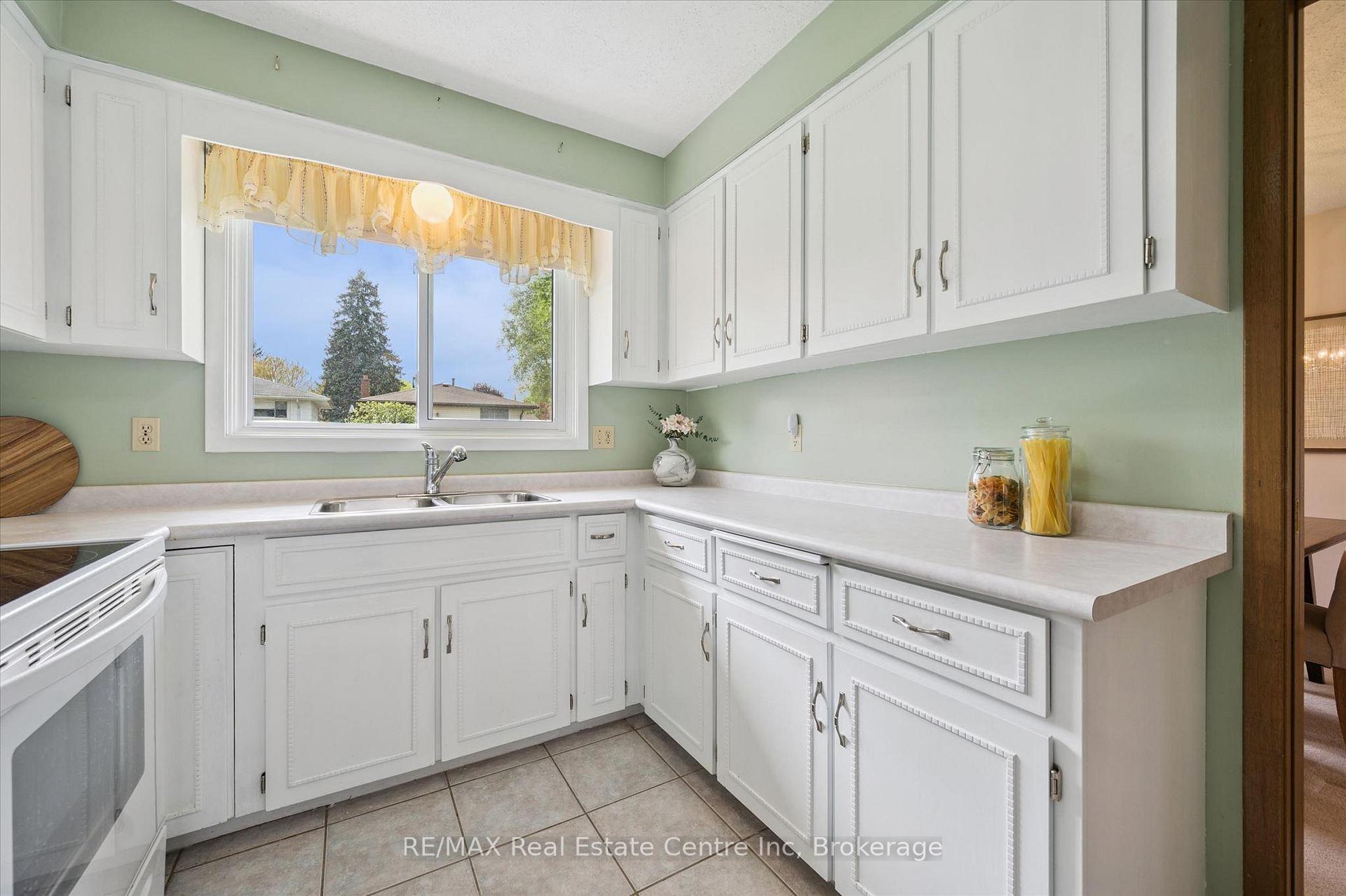 Photo 6 of 17 Glenda Court, Guelph, Willow West/Sugarbush/West Acres — HOMEH