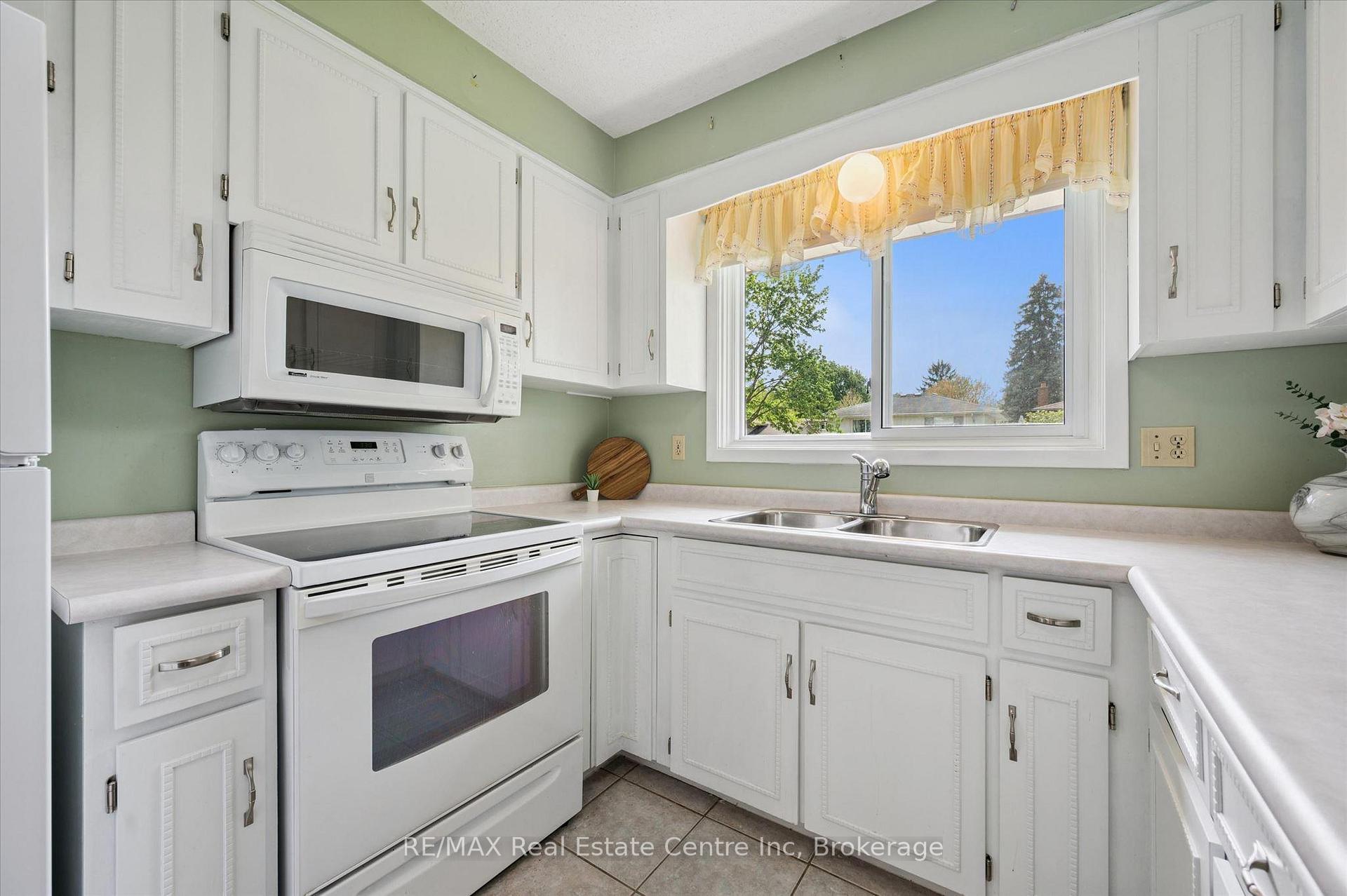 Photo 7 of 17 Glenda Court, Guelph, Willow West/Sugarbush/West Acres — HOMEH