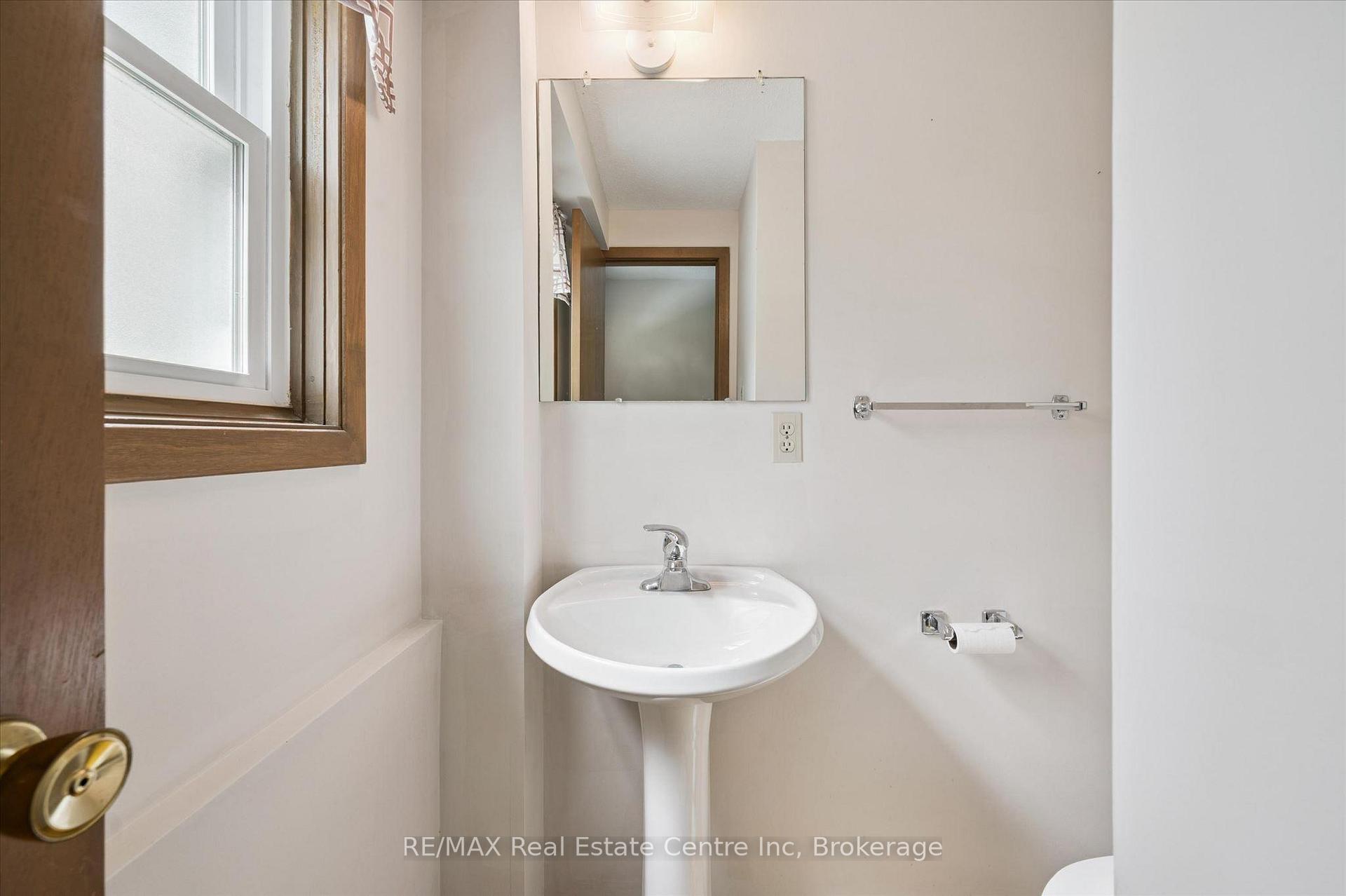 Photo 13 of 17 Glenda Court, Guelph, Willow West/Sugarbush/West Acres — HOMEH