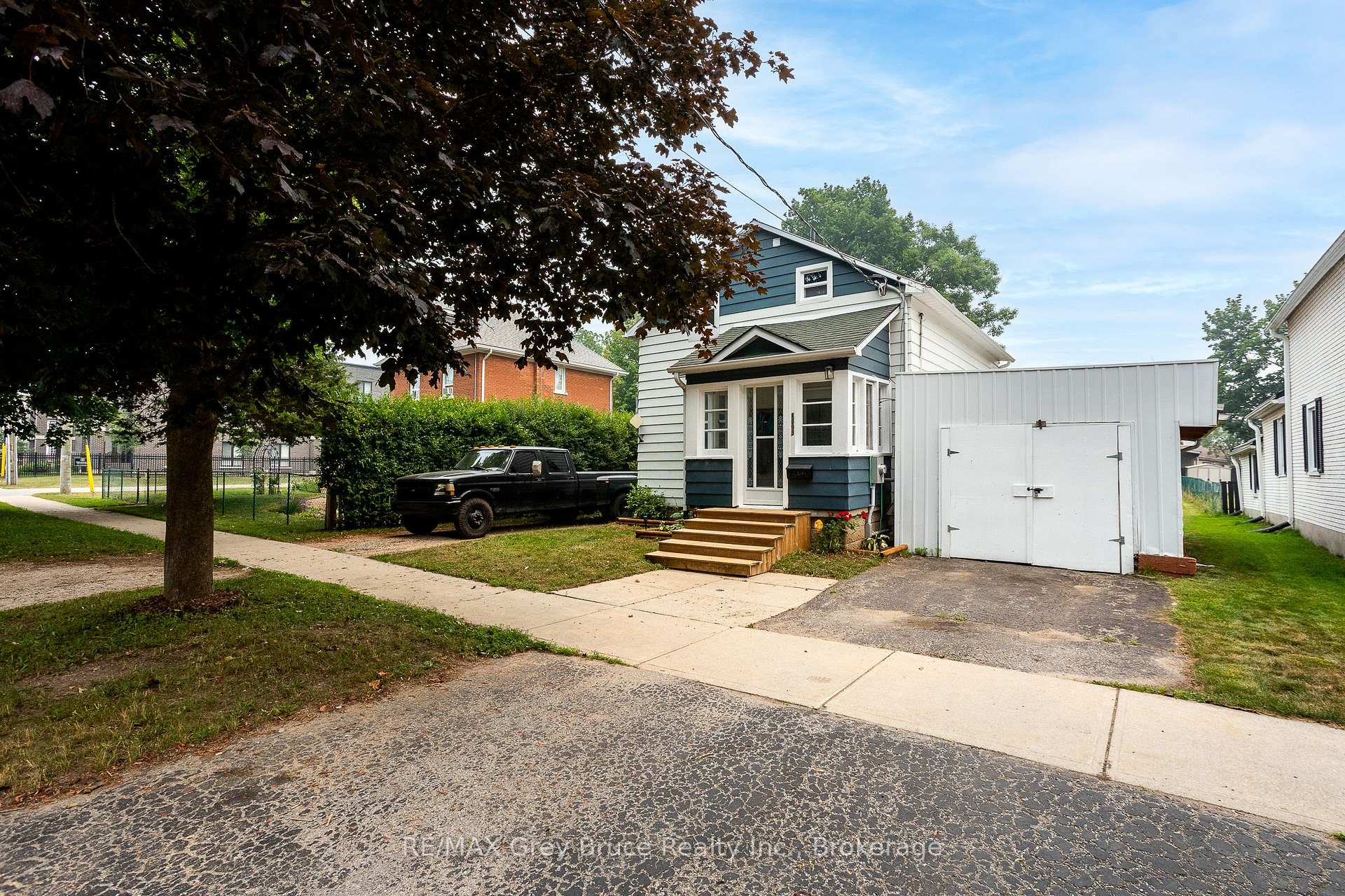 Photo 2 of 1693 8th Avenue E, Owen Sound — HOMEH