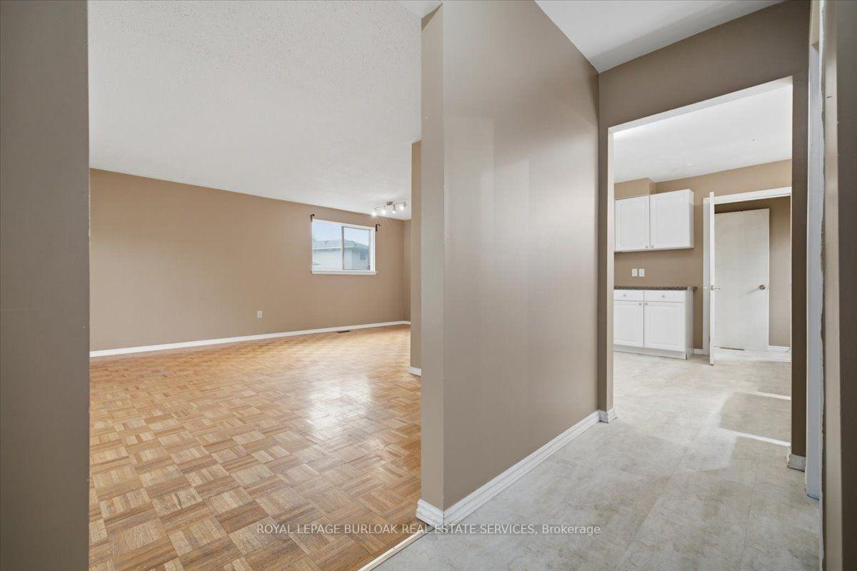 Photo 4 of 1262 Aldridge Crescent, Burlington, Palmer — HOMEH