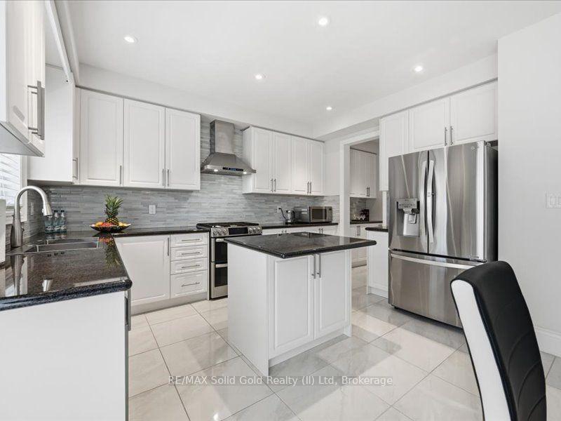 Photo 10 of 39 Avanti Crescent, Hamilton, Waterdown — HOMEH