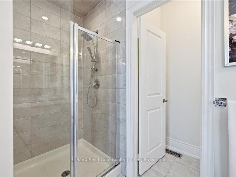 Photo 24 of 39 Avanti Crescent, Hamilton, Waterdown — HOMEH